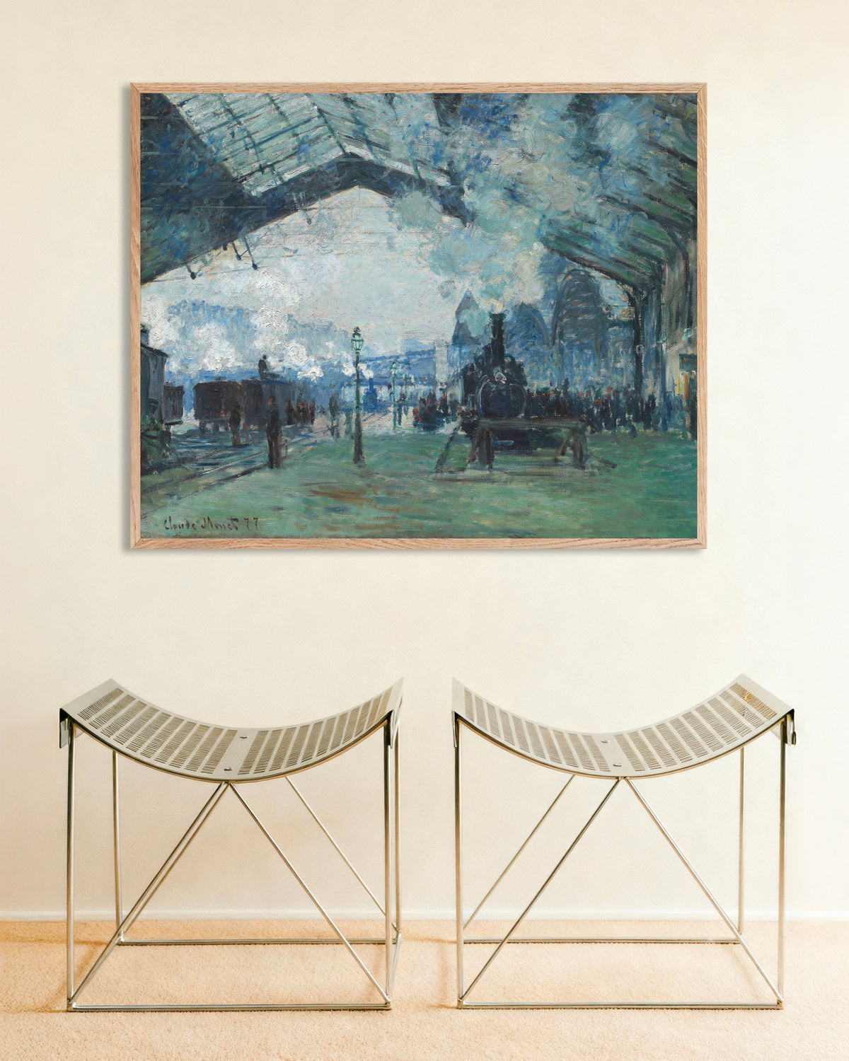 Poster Ankunft des Zuges aus der Normandie, Gare Saint-Lazare (1877) von Claude Monet mit naturfarbenem Holzrahmen