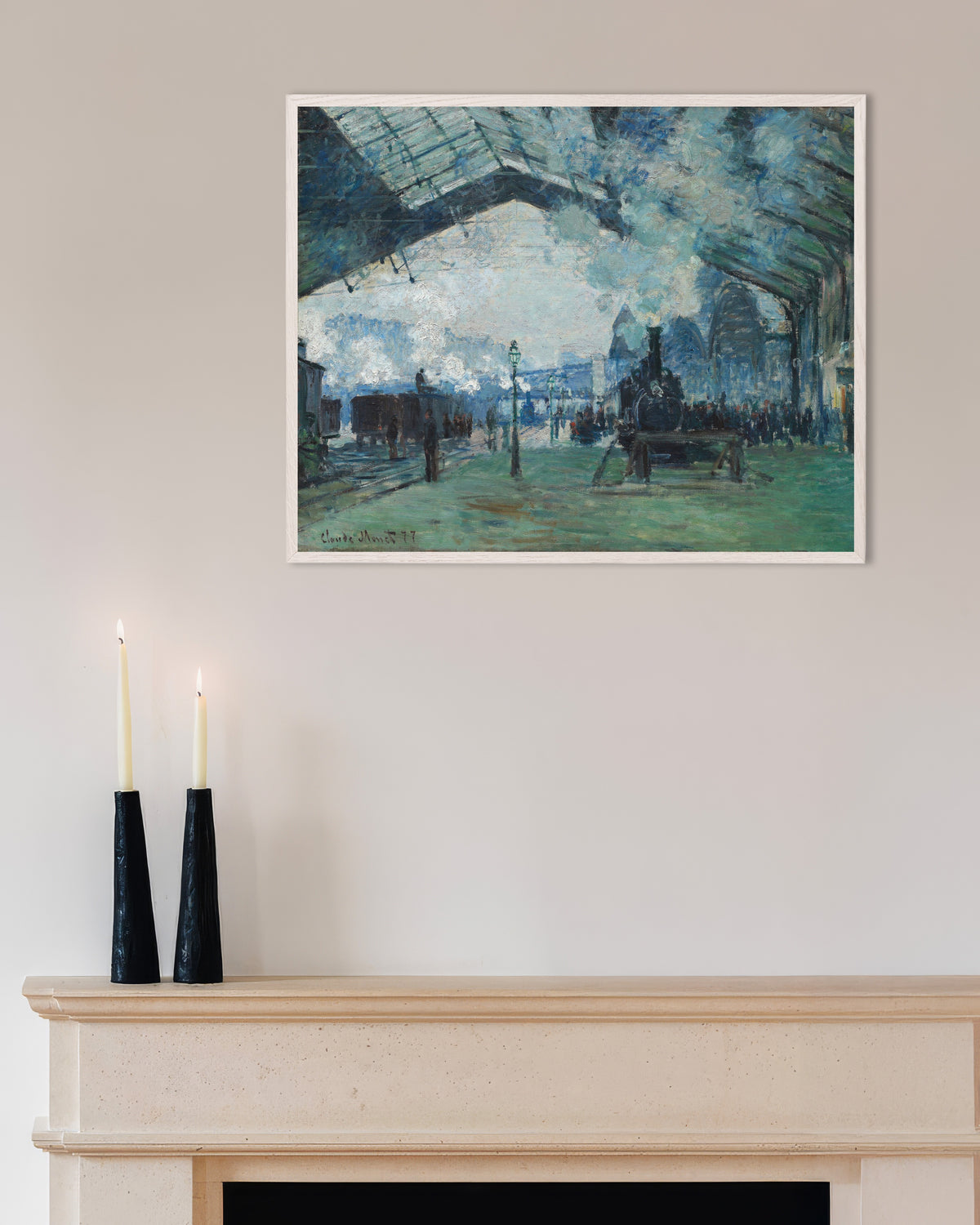 Poster Ankunft des Zuges aus der Normandie, Gare Saint-Lazare (1877) von Claude Monet mit weißem Holzrahmen