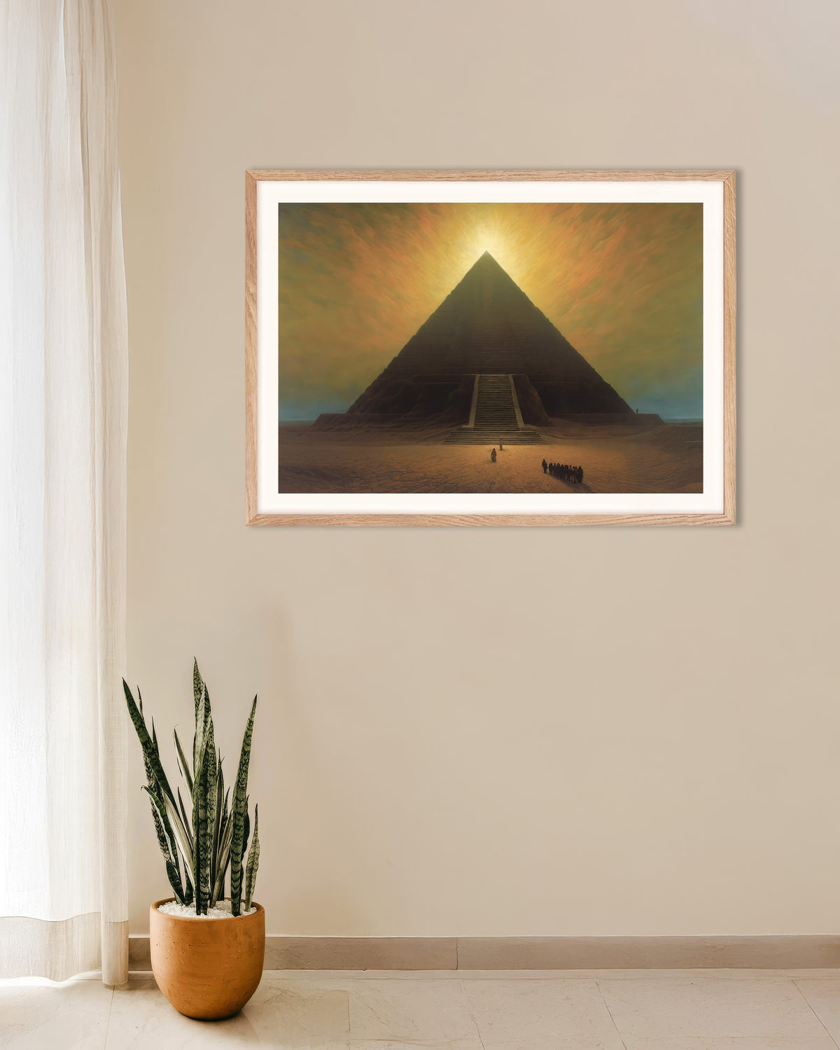 Poster „Stimmungsvoll, düster und mystisch: Die Große Pyramide“ mit naturbelassenem Holzrahmen