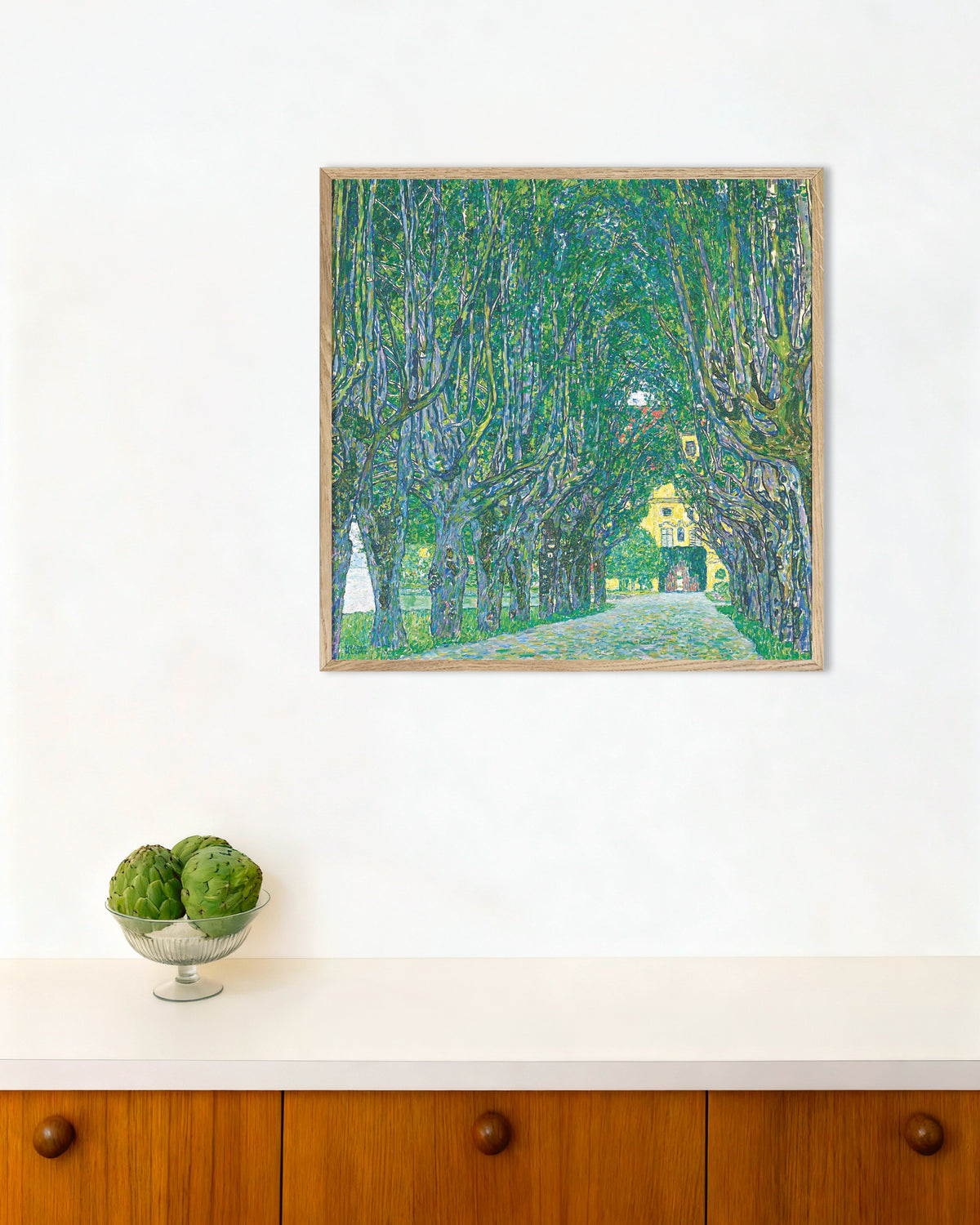 Poster Allee zum Schloss Kammer (1912) von Gustav Klimt mit naturfarbenem Holzrahmen