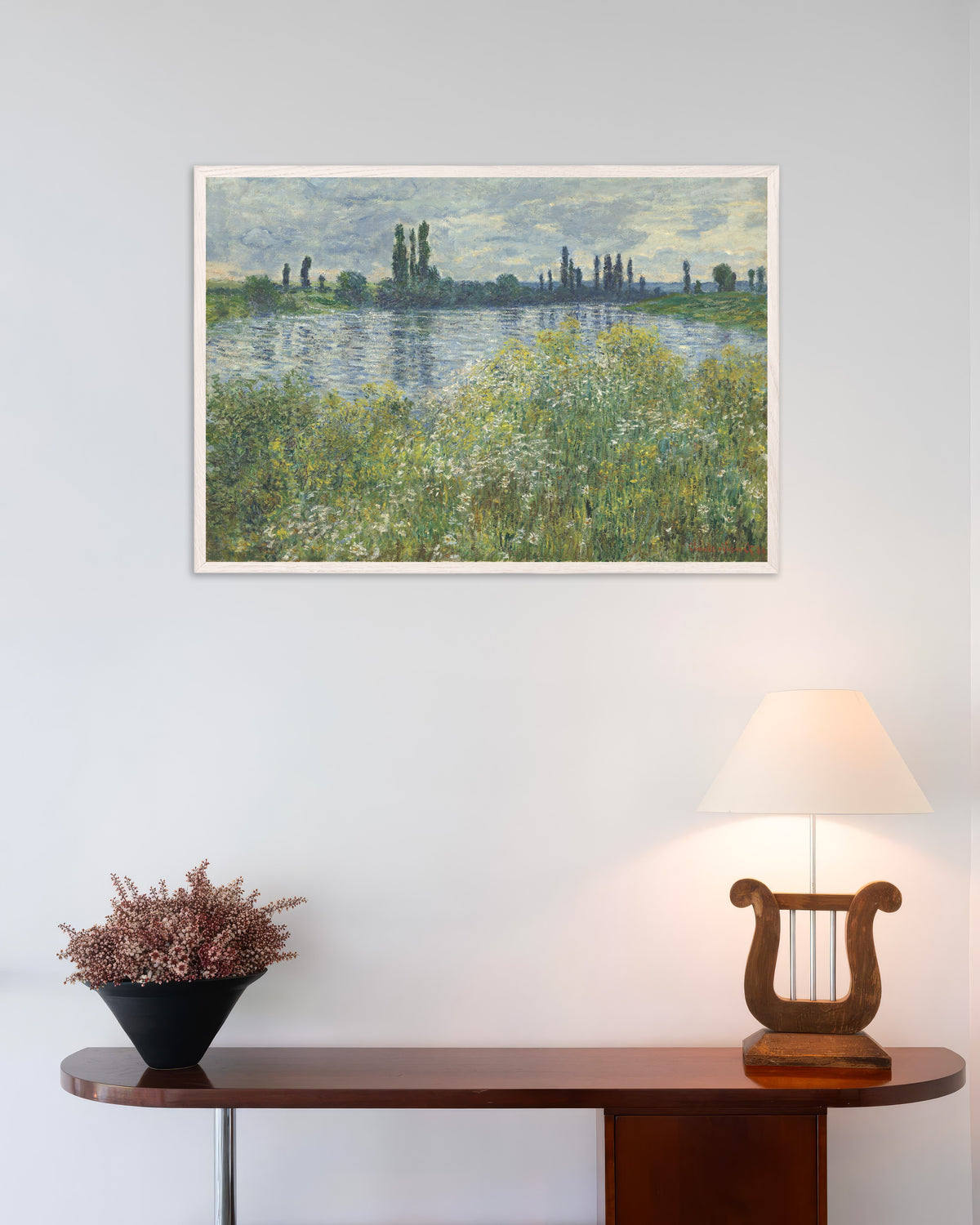 Poster Seineufer bei Vétheuil (1880) von Claude Monet mit weißem Holzrahmen