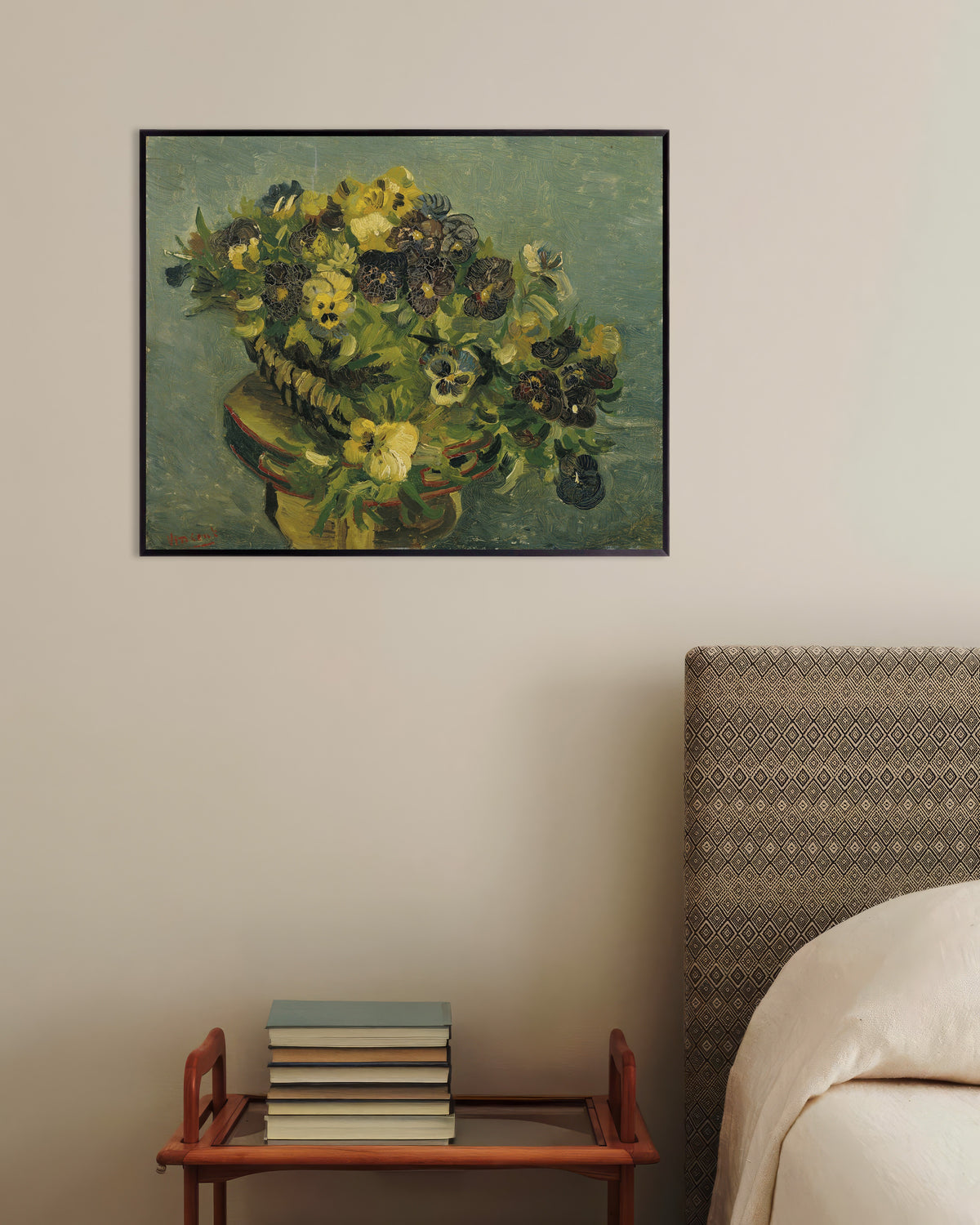 Poster von Korb mit Stiefmütterchen auf einem kleinen Tisch (1887) von Vincent van Gogh, mit Metallrahmen