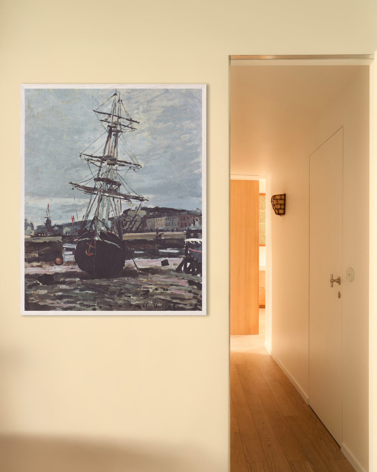 Poster Gestrandetes Boot in Fécamp (1868) von Claude Monet mit weißem Holzrahmen