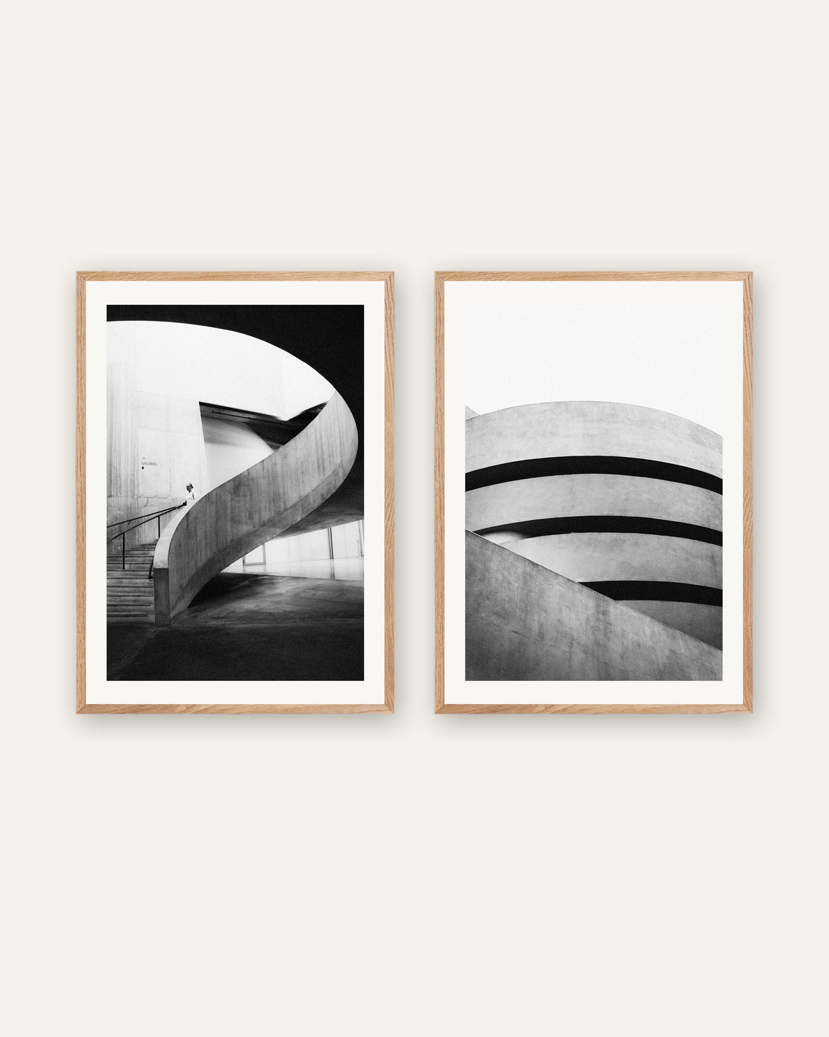Brutalismus Poster 2er-Set: Kurven aus Beton, in Rahmen aus Natureiche