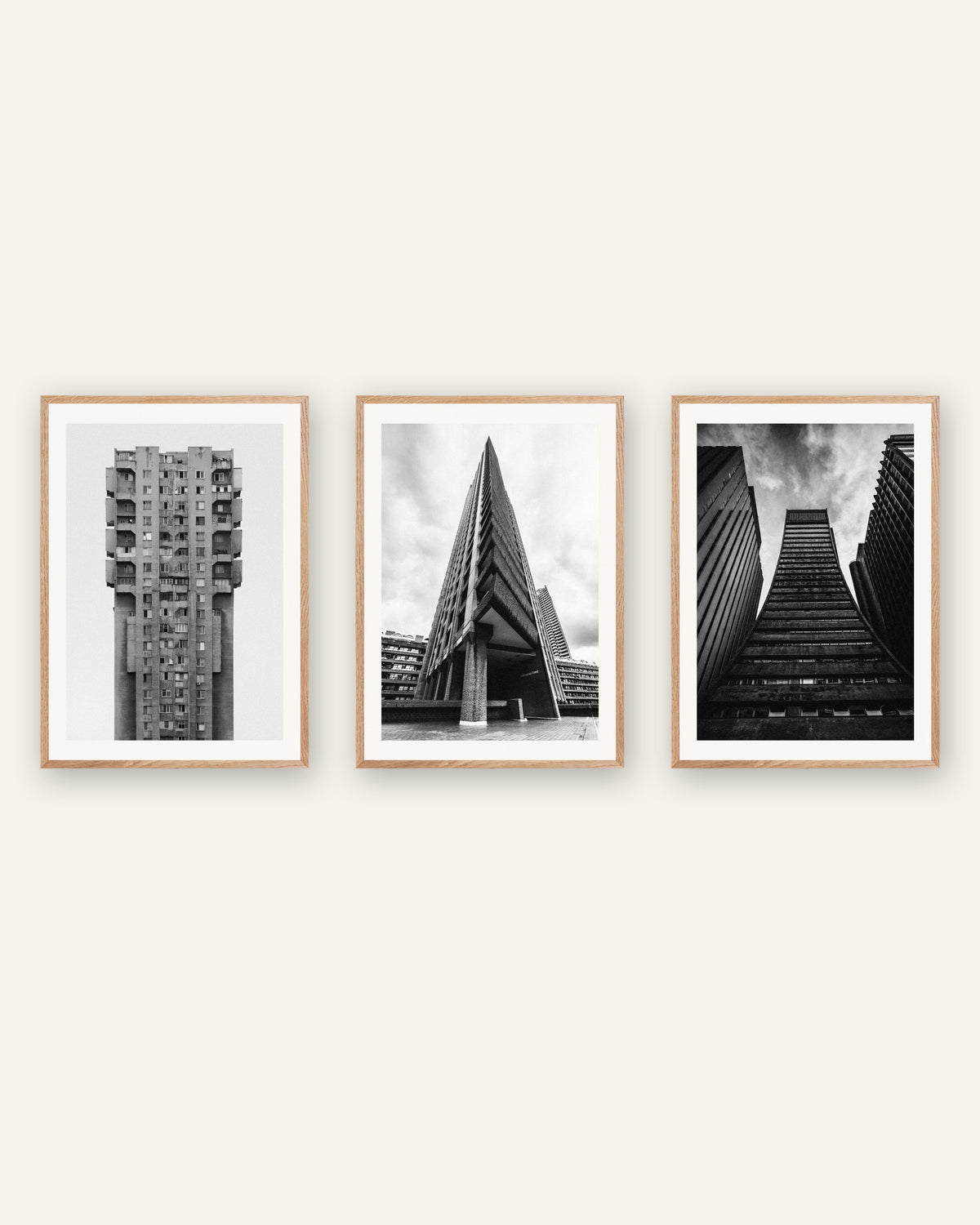 Brutalismus Poster 3er-Set: Türme aus Beton, in Rahmen aus Natureiche