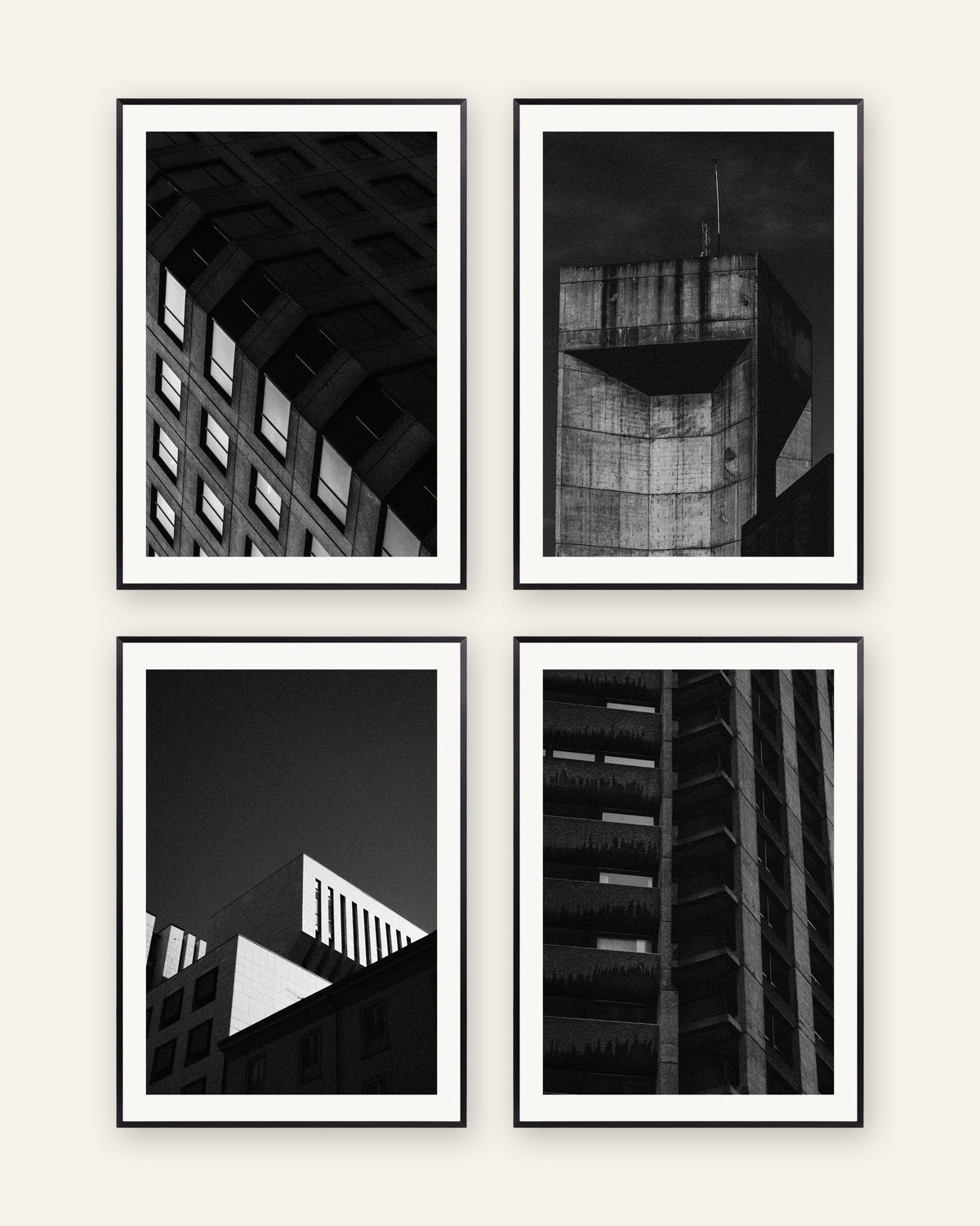 Brutalismus Poster 4er-Set: Beton bei Nacht, in schwarzen Metallrahmen