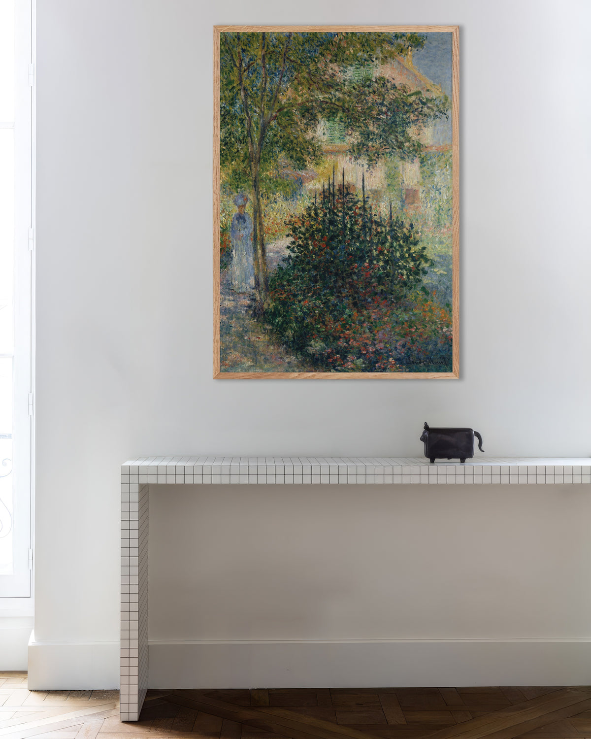 Poster Camille Monet im Garten in Argenteuil (1876) von Claude Monet mit naturfarbenem Holzrahmen