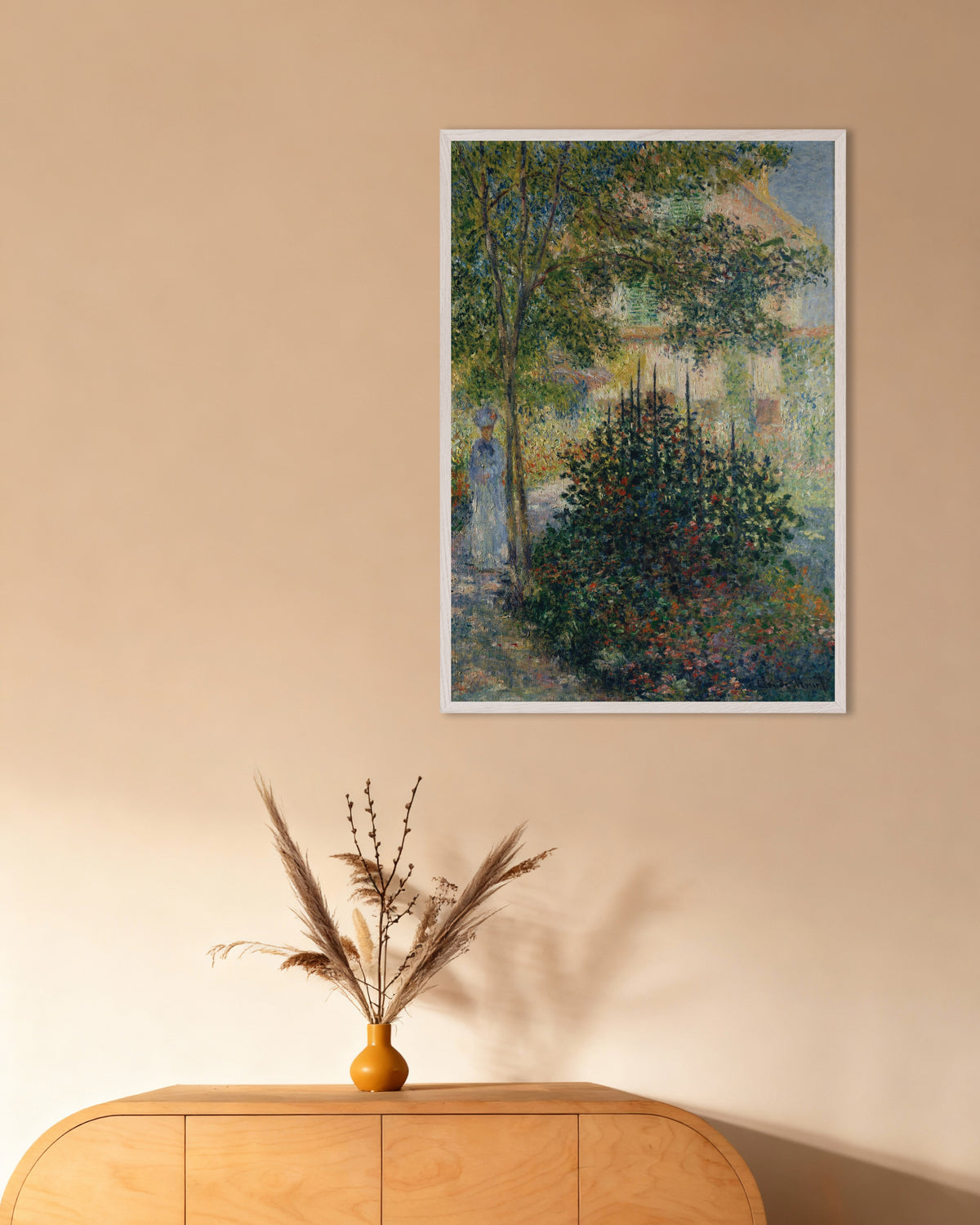 Poster Camille Monet im Garten in Argenteuil (1876) von Claude Monet mit weißem Holzrahmen
