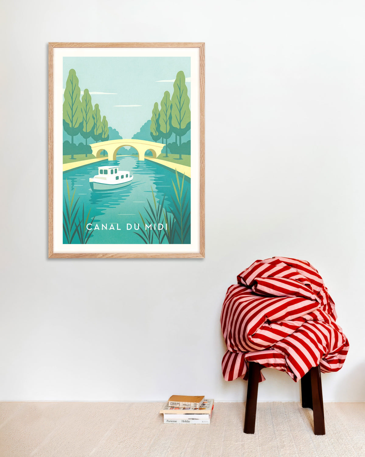 Poster Reiseposter zum Canal du Midi – Französischer Wasserweg mit naturfarbenem Holzrahmen