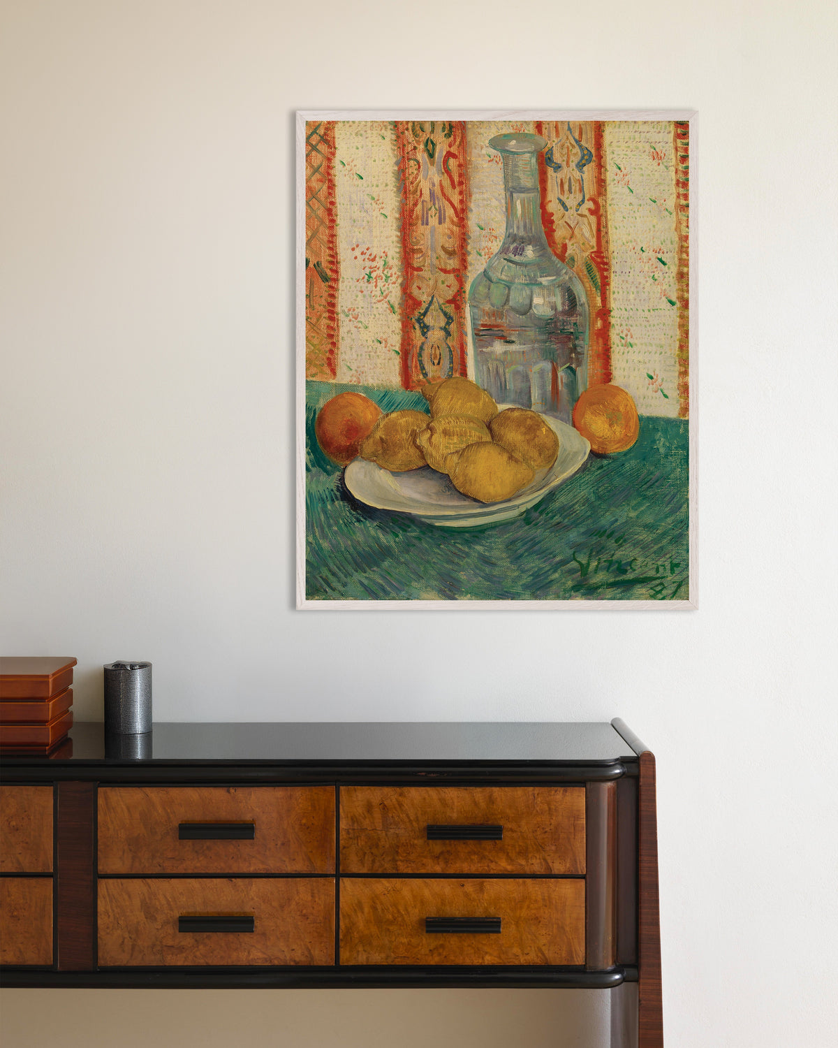 Poster mit „Karaffe und Schale mit Zitrusfrüchten (1887) von Vincent van Gogh“, mit weißem Holzrahmen