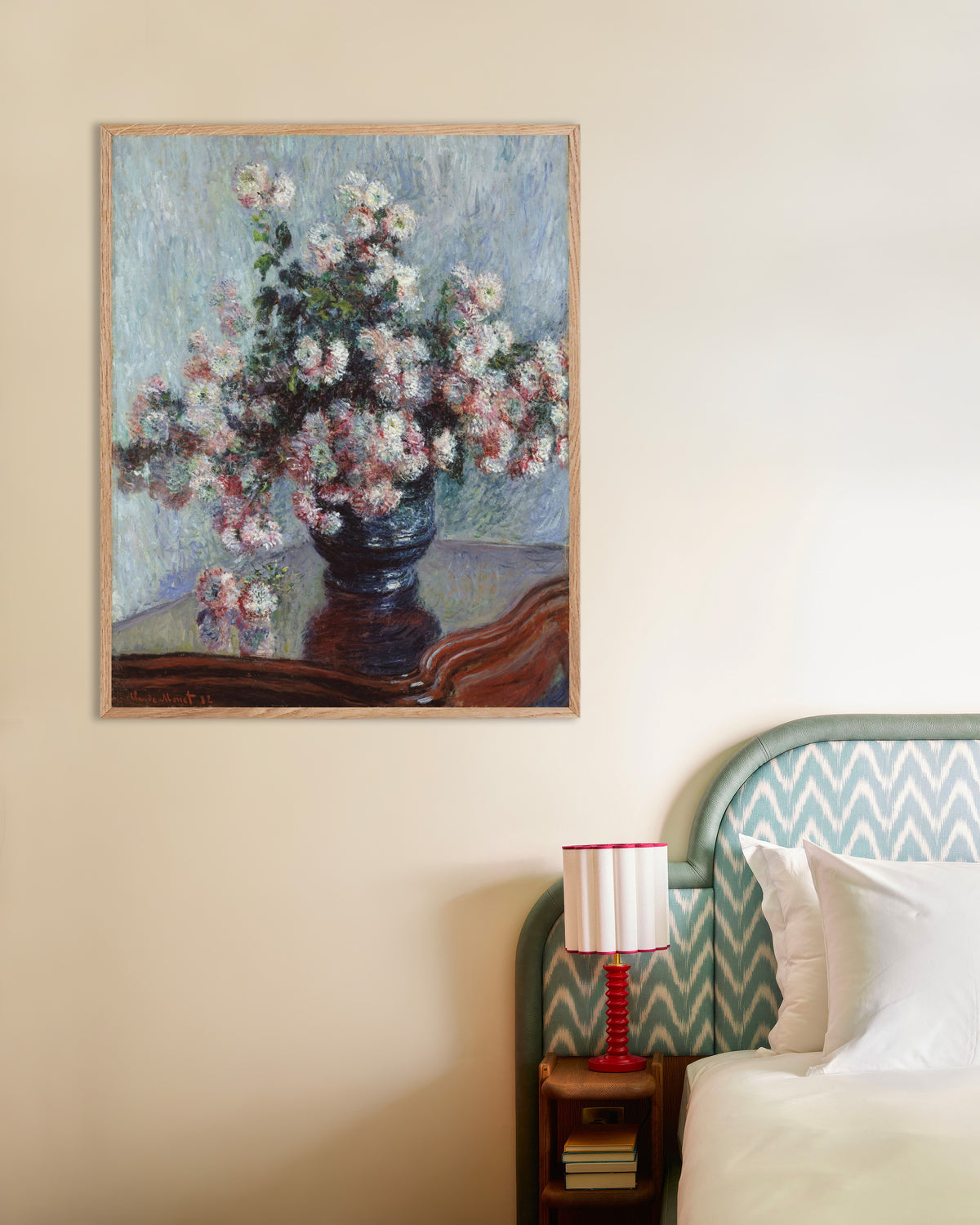 Poster Chrysanthemen (1882) von Claude Monet mit naturfarbenem Holzrahmen