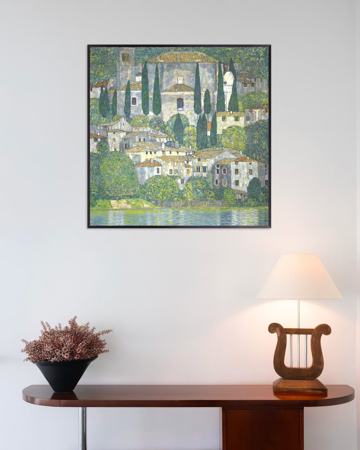 Poster Kirche in Cassone (Landschaft mit Zypressen) (1913) von Gustav Klimt mit Metallrahmen