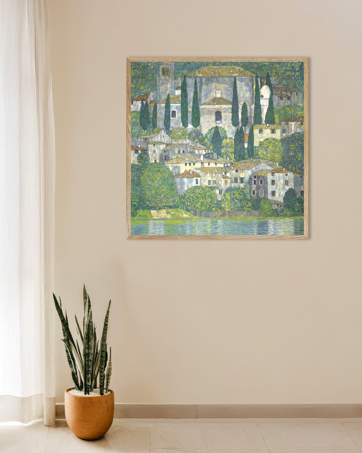 Poster Kirche in Cassone (Landschaft mit Zypressen) (1913) von Gustav Klimt mit naturfarbenem Holzrahmen