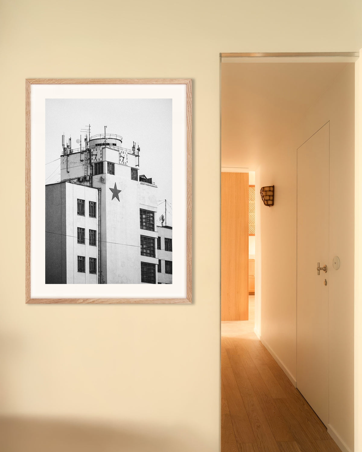 Poster „Uhrturm mit einem Stern“ mit naturfarbenem Holzrahmen