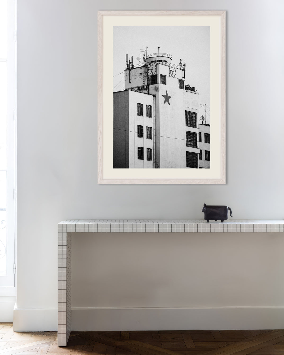 Poster „Uhrturm mit einem Stern“ mit weißem Holzrahmen