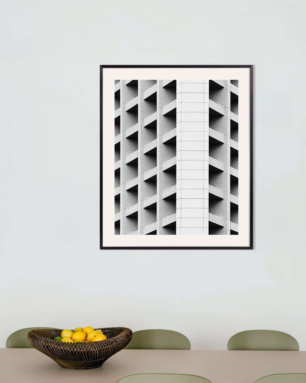 Poster „Kassettenfassade mit weißem Mittelstreifen“ mit Metallrahmen