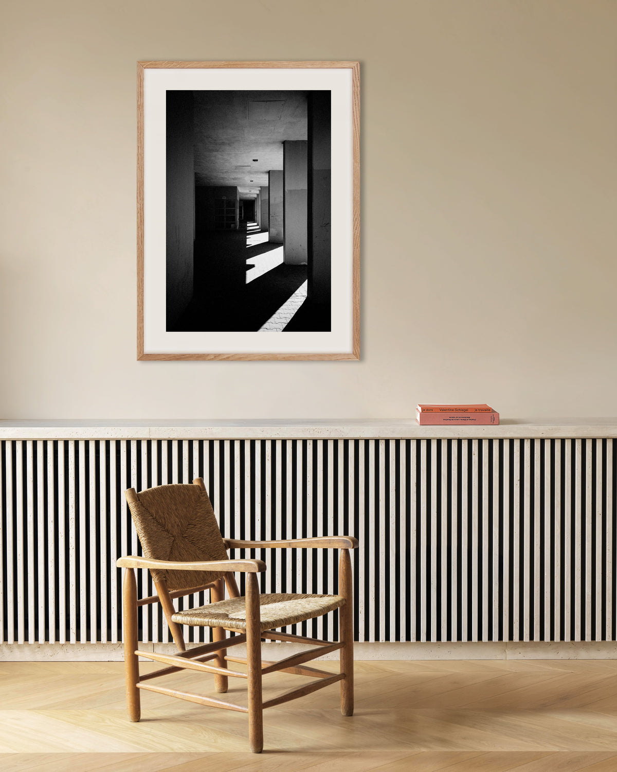 Poster „Kolonnade mit Sonnenstreifen“ mit naturfarbenem Holzrahmen