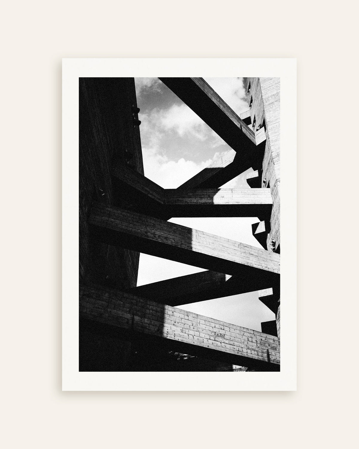 Poster „Betonbalken vor dem Himmel“, Miniaturansicht