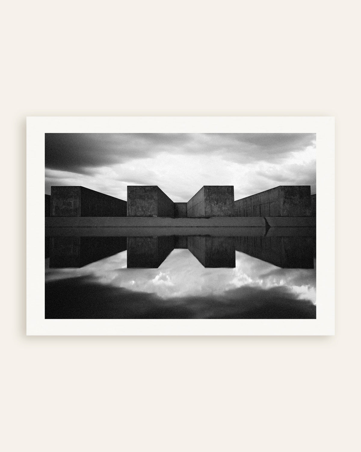 Poster „Betonblöcke spiegeln sich im Wasser“, Miniaturansicht