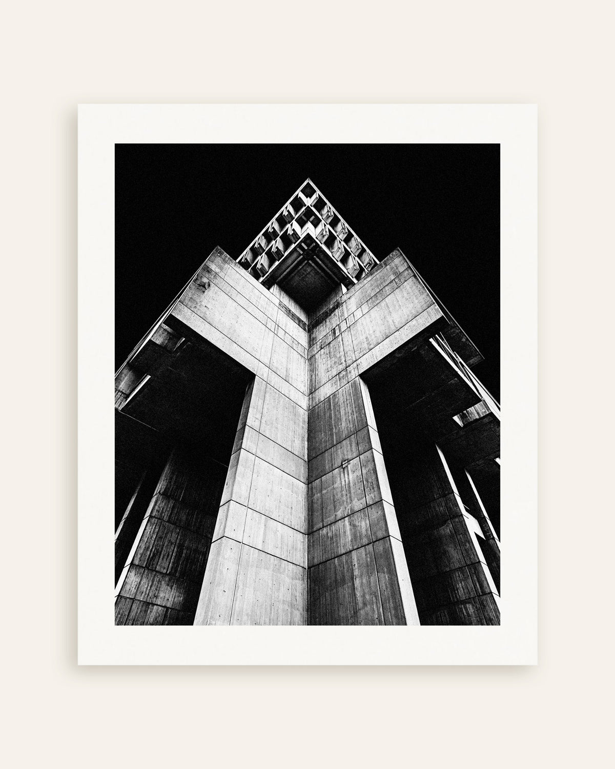 Poster „Kreuzförmiger Betonturm bei Nacht“, Miniaturansicht