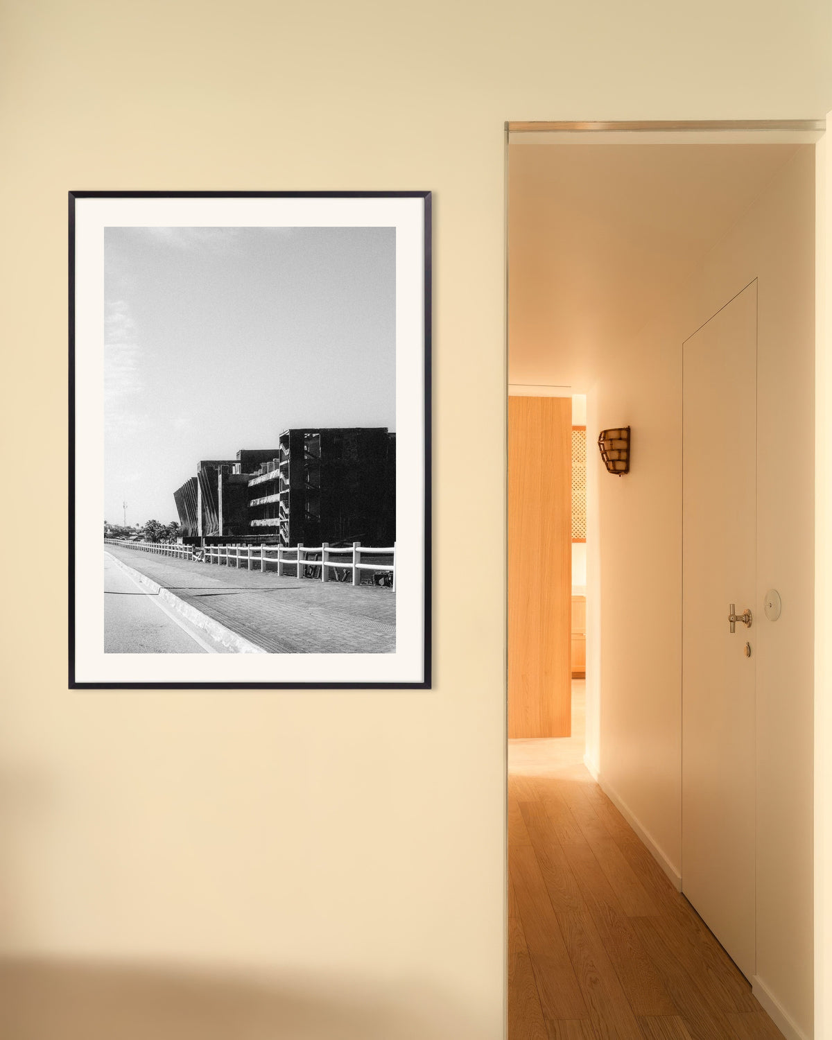 Poster „Betonruine am Straßenrand“ mit Metallrahmen