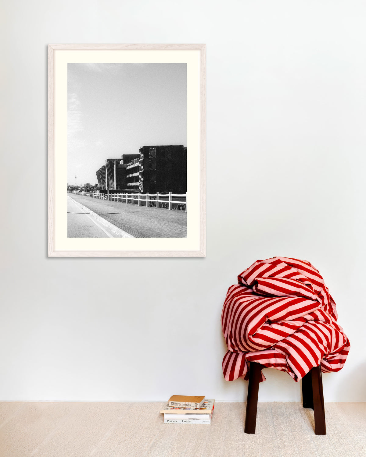 Poster „Betonruine am Straßenrand“ mit weißem Holzrahmen