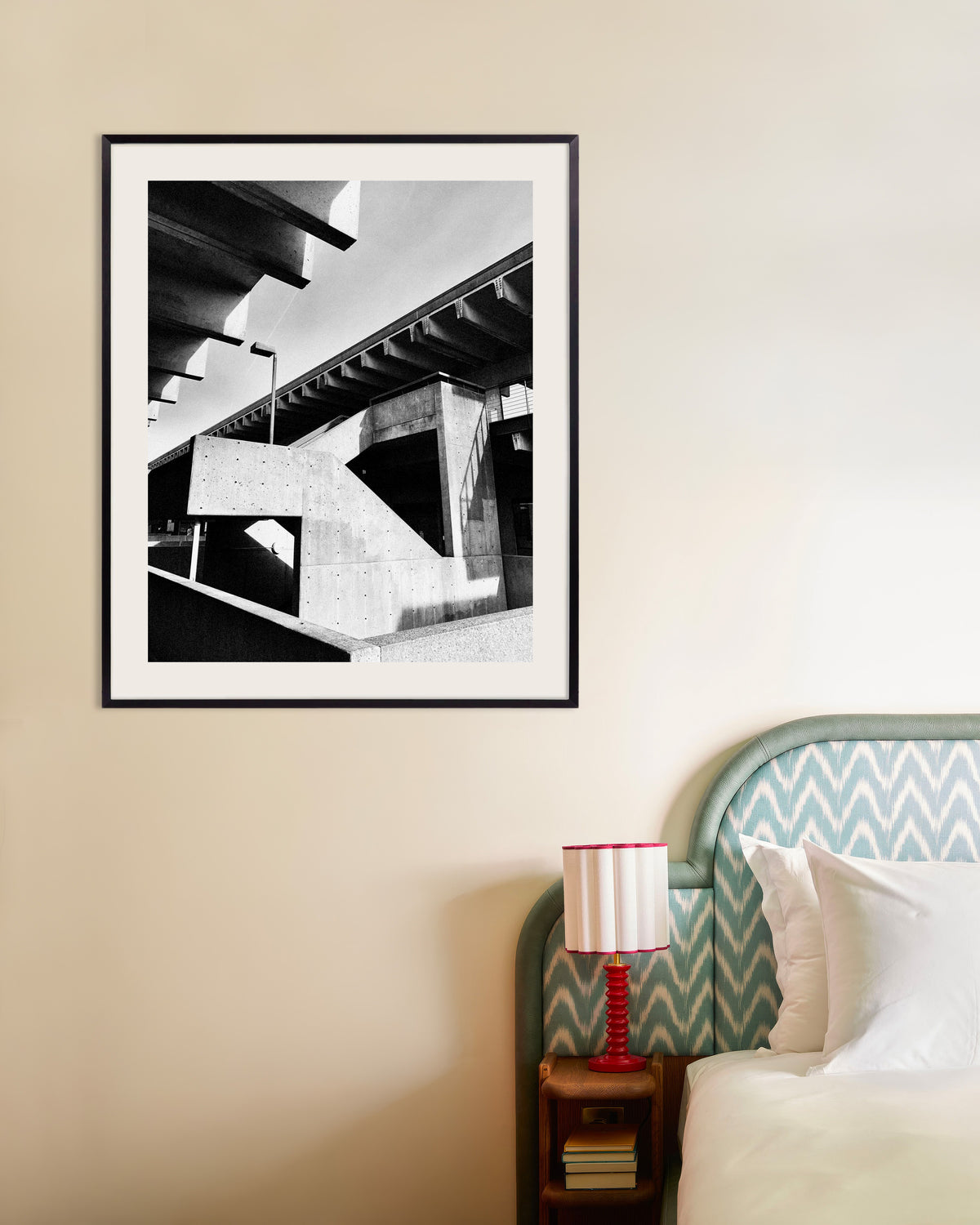 Poster „Betontreppe im Sonnenlicht“ mit Metallrahmen
