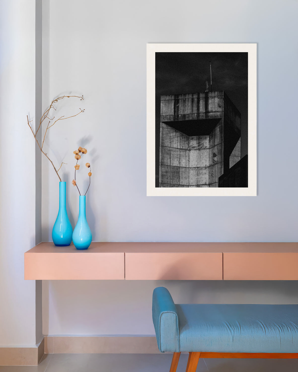Poster „Spitze eines Betonturms bei Nacht“