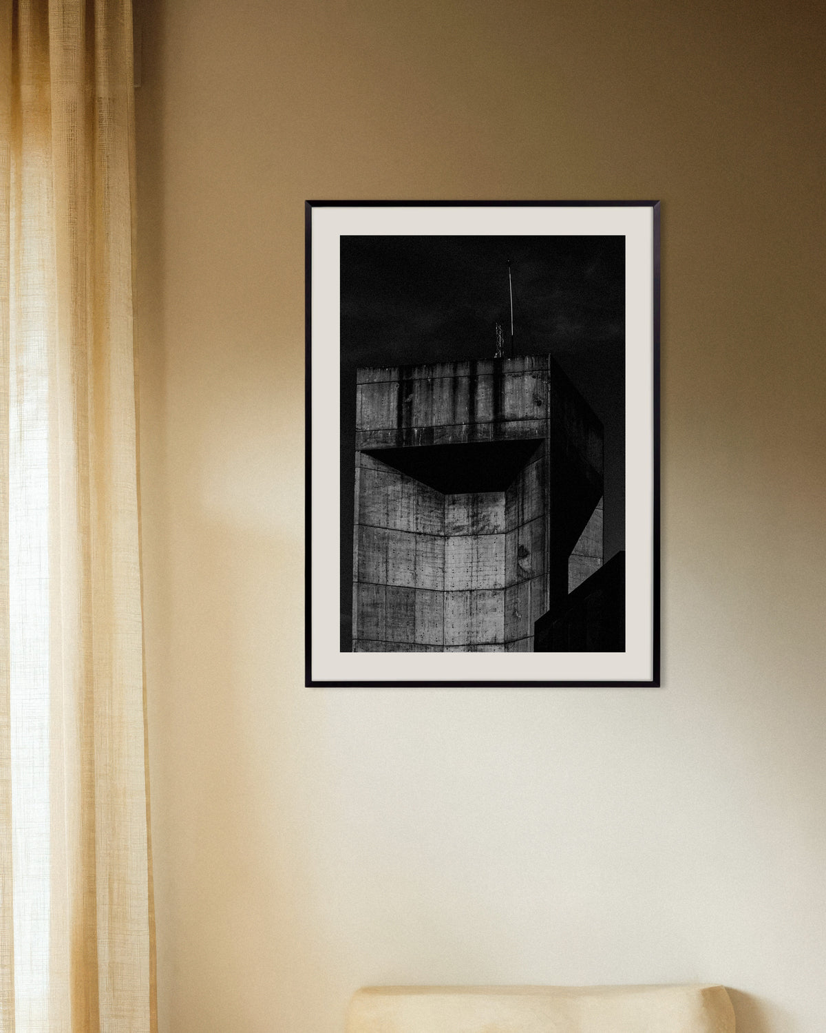 Poster „Spitze eines Betonturms bei Nacht“ mit Metallrahmen