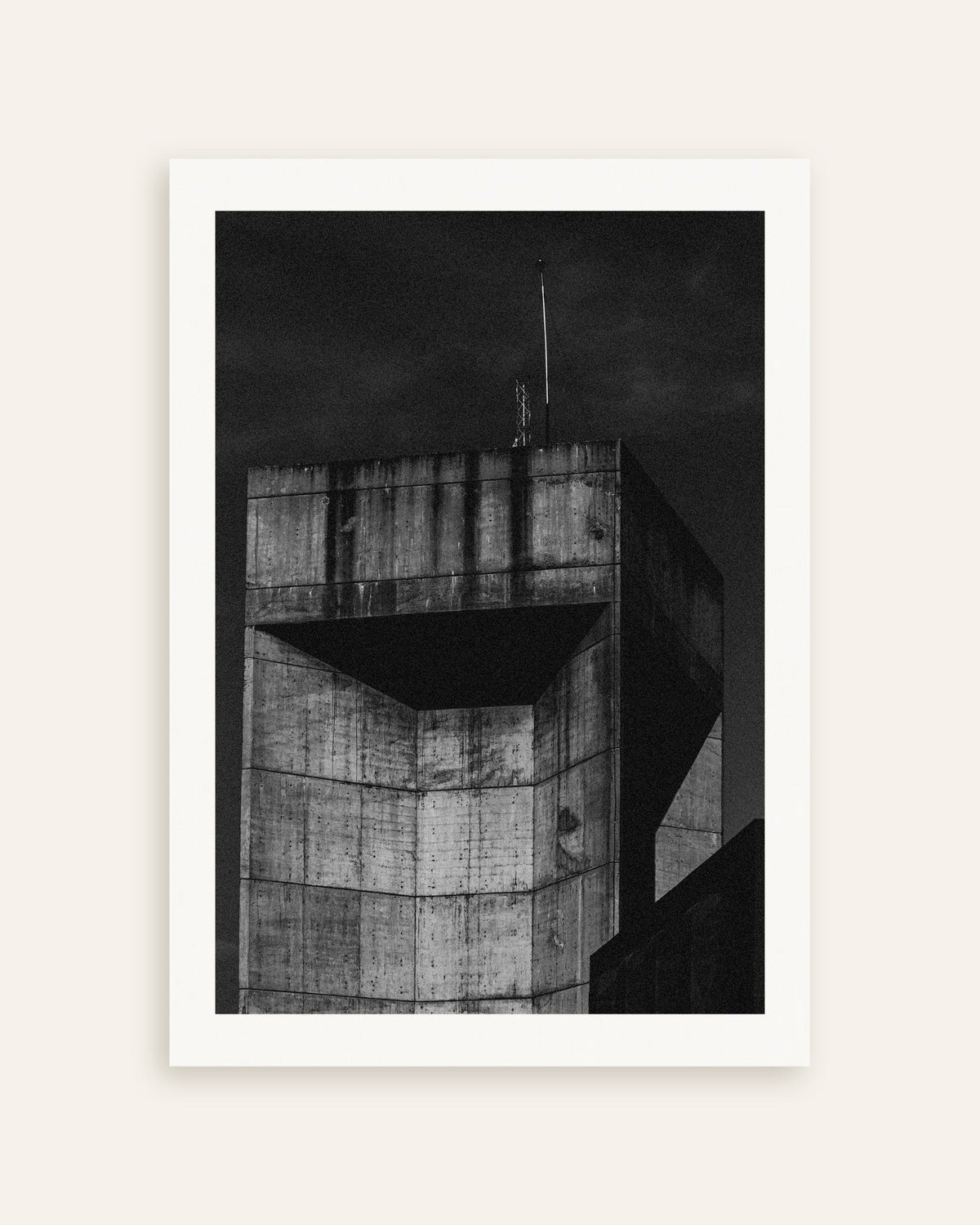 Poster „Spitze eines Betonturms bei Nacht“, Miniaturansicht
