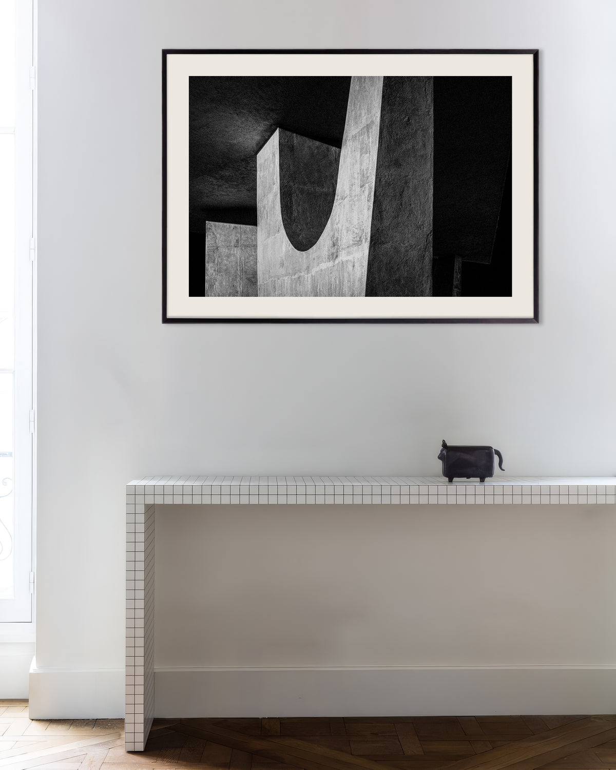 Poster „Beton-U im Schatten“ mit Metallrahmen
