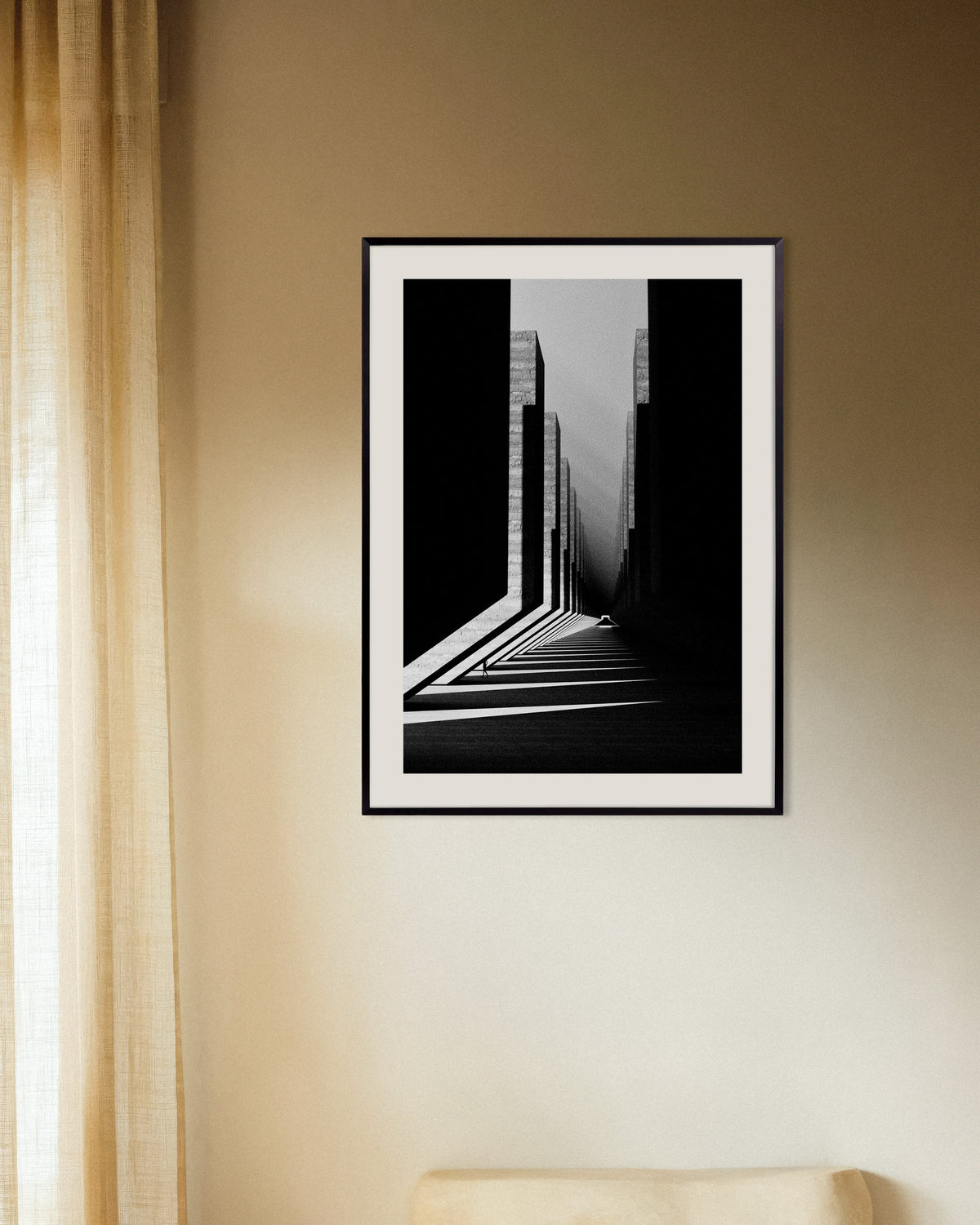 Poster „Korridor aus Licht und Beton“ mit Metallrahmen