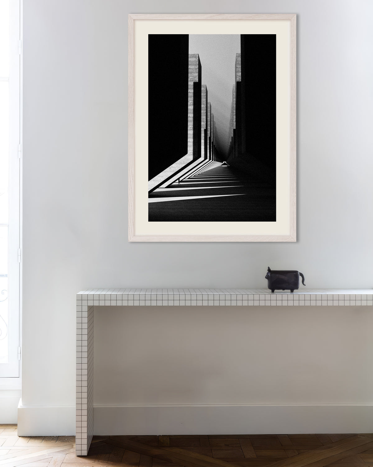 Poster „Korridor aus Licht und Beton“ mit weißem Holzrahmen