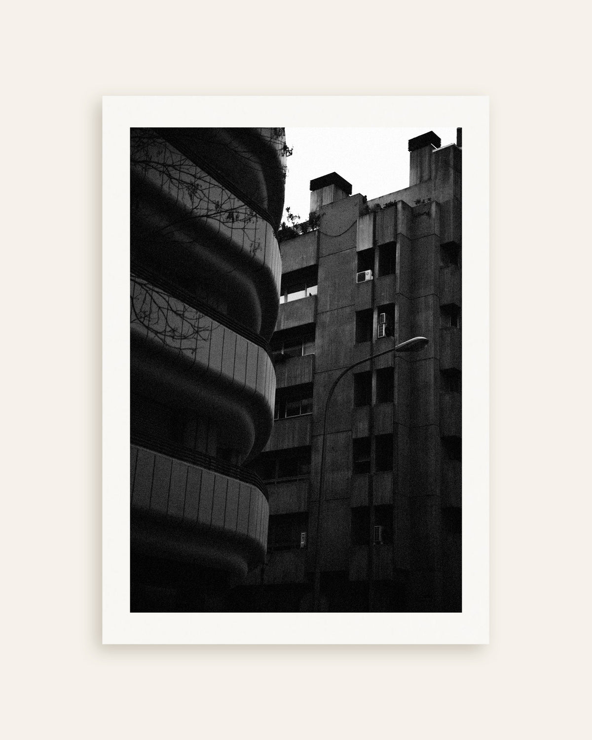 Poster „Geschwungene Fassade und Betonturm“, Miniaturansicht
