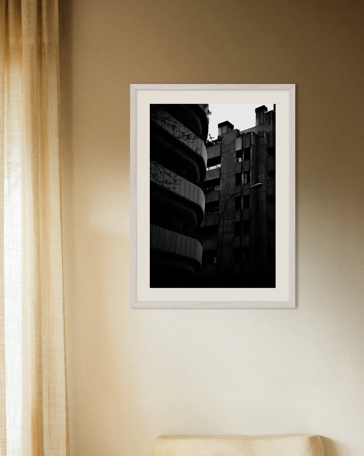 Poster „Geschwungene Fassade und Betonturm“ mit weißem Holzrahmen