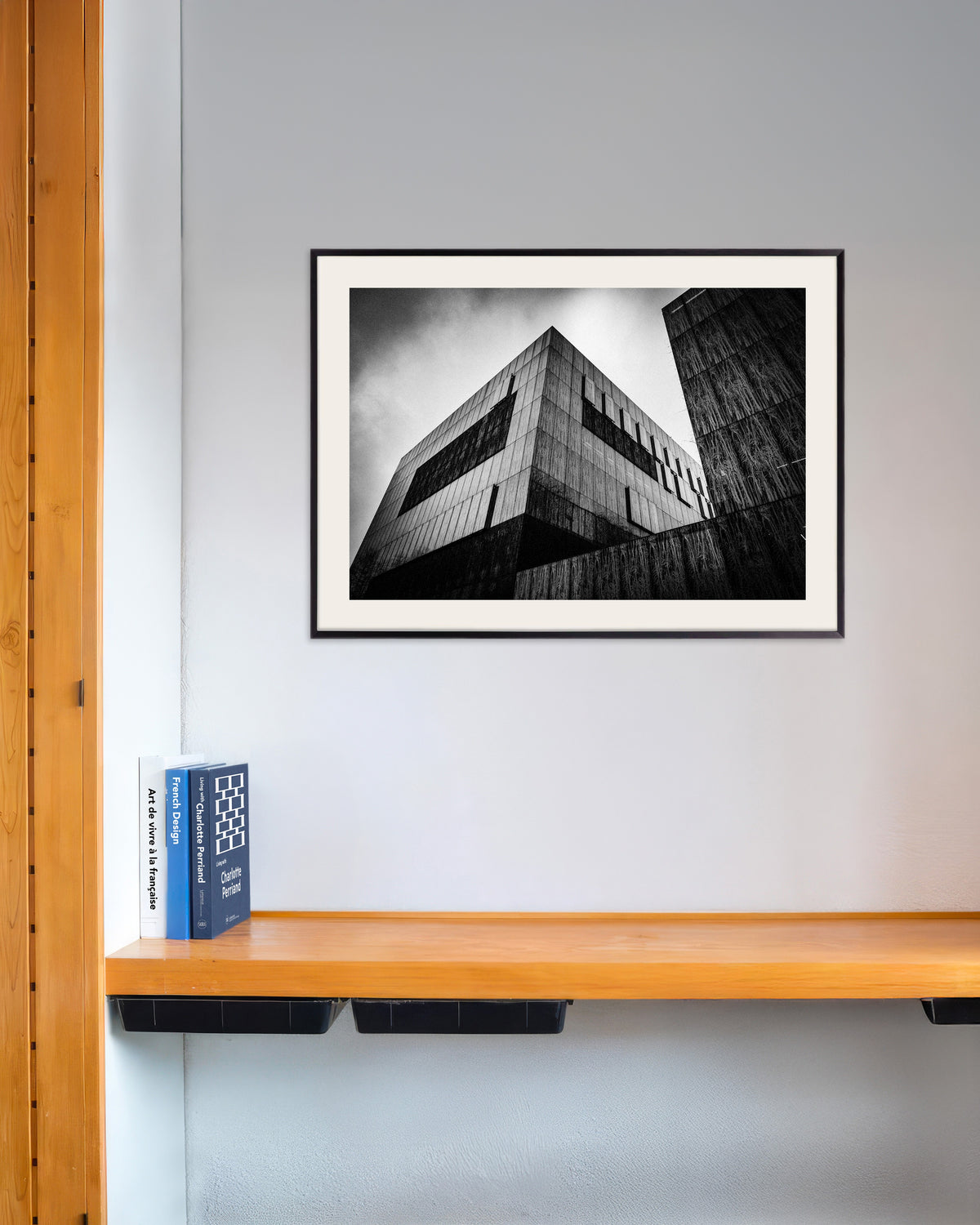 Poster „Dunkler Betonblock unter Wolken“ mit Metallrahmen