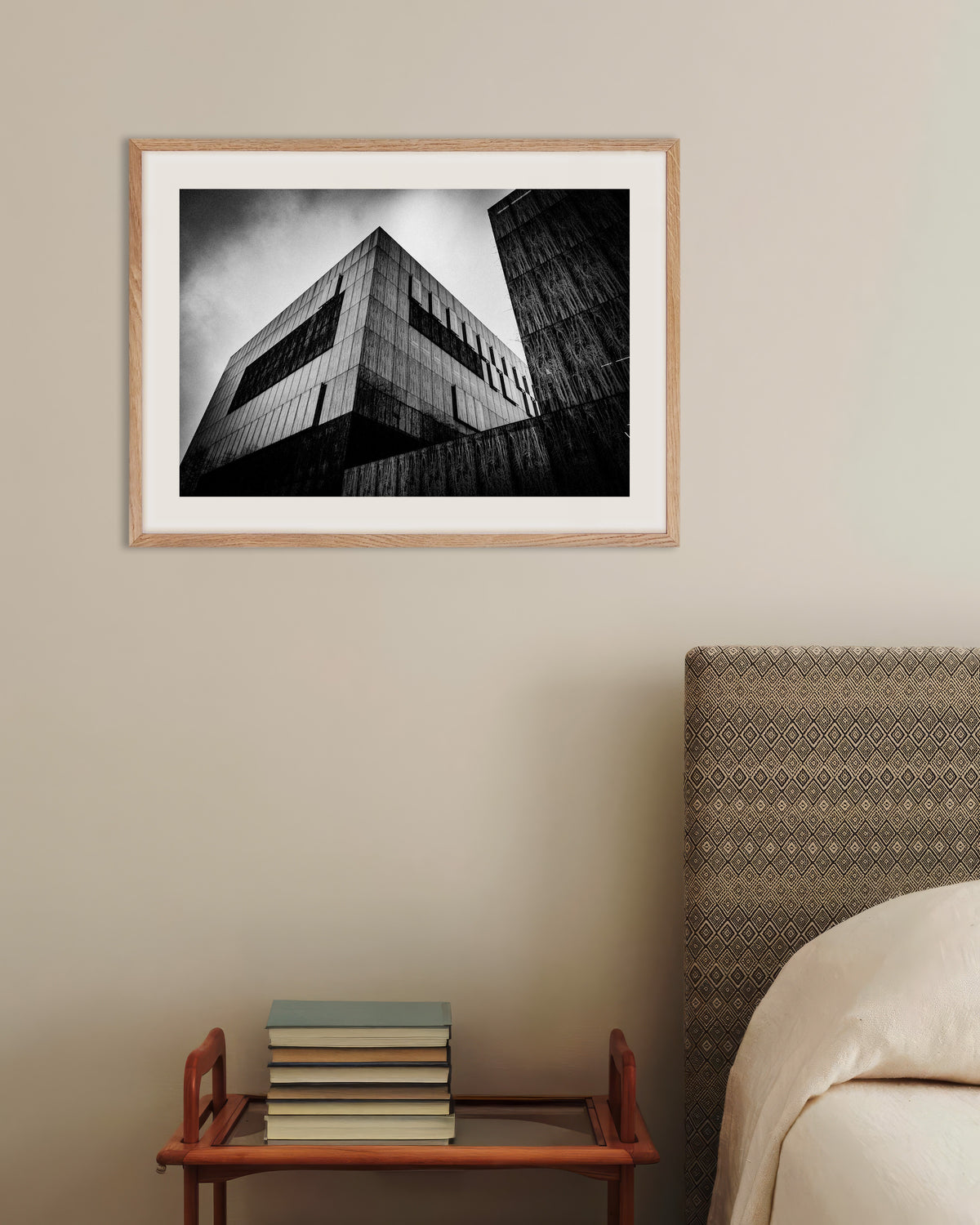 Poster „Dunkler Betonblock unter Wolken“ mit naturfarbenem Holzrahmen