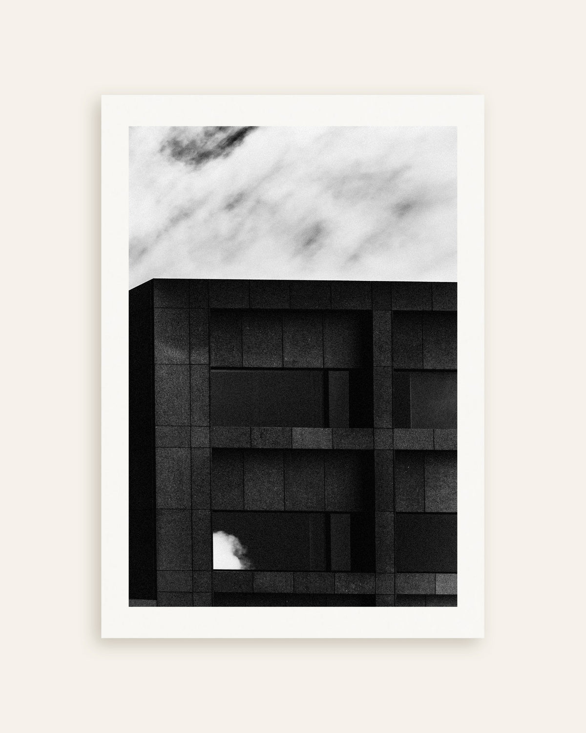 Poster „Dunkle Fassade und vorbeiziehende Wolke“, Miniaturansicht