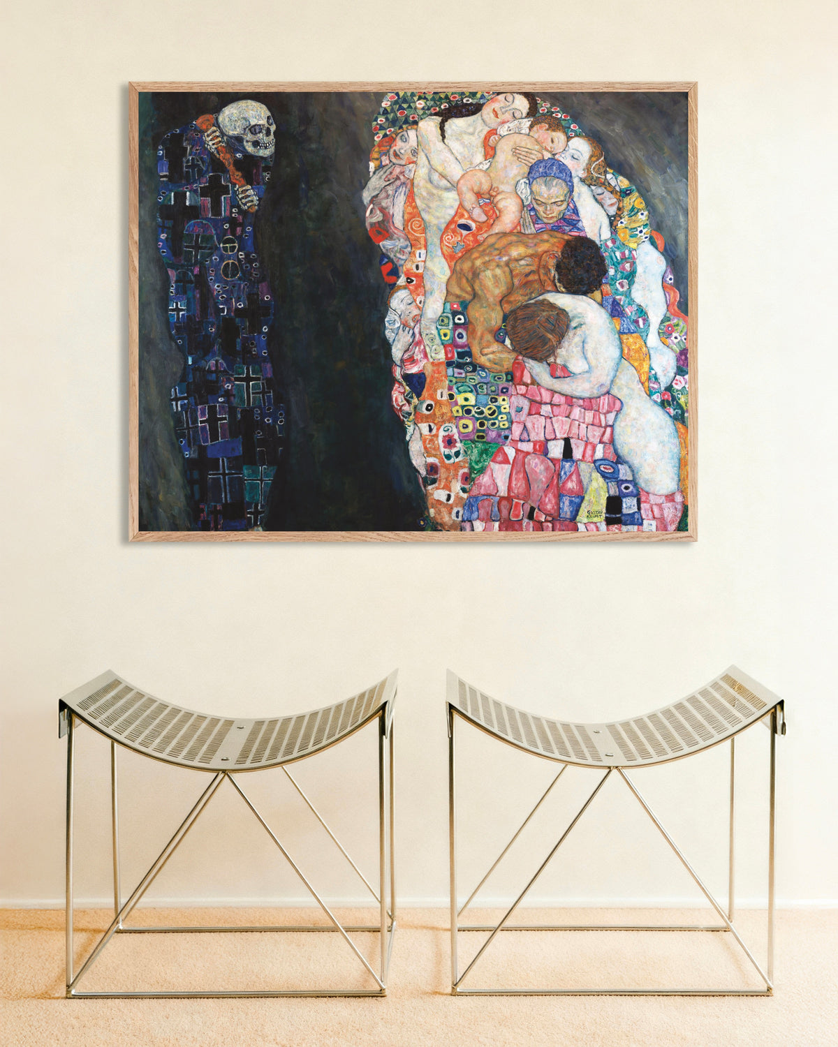 Poster Tod und Leben (1910–1915) von Gustav Klimt, mit naturfarbenem Holzrahmen