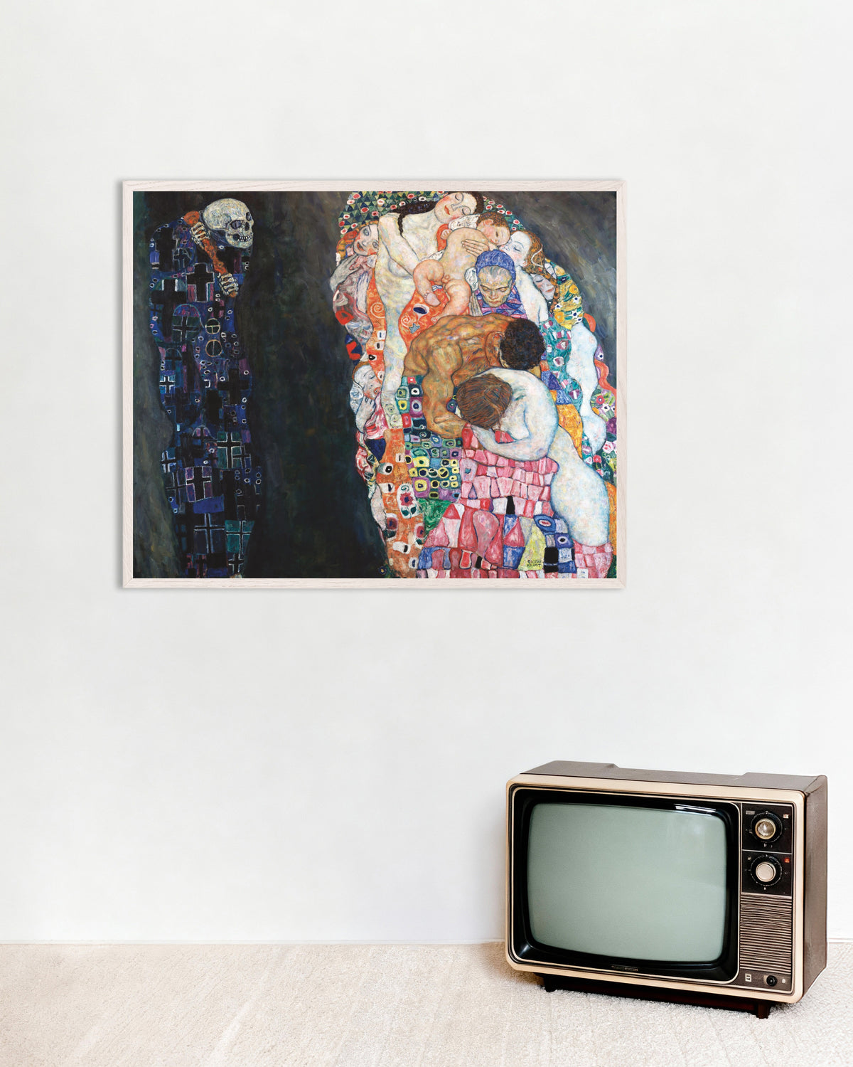 Poster Tod und Leben (1910–1915) von Gustav Klimt, mit weißem Holzrahmen