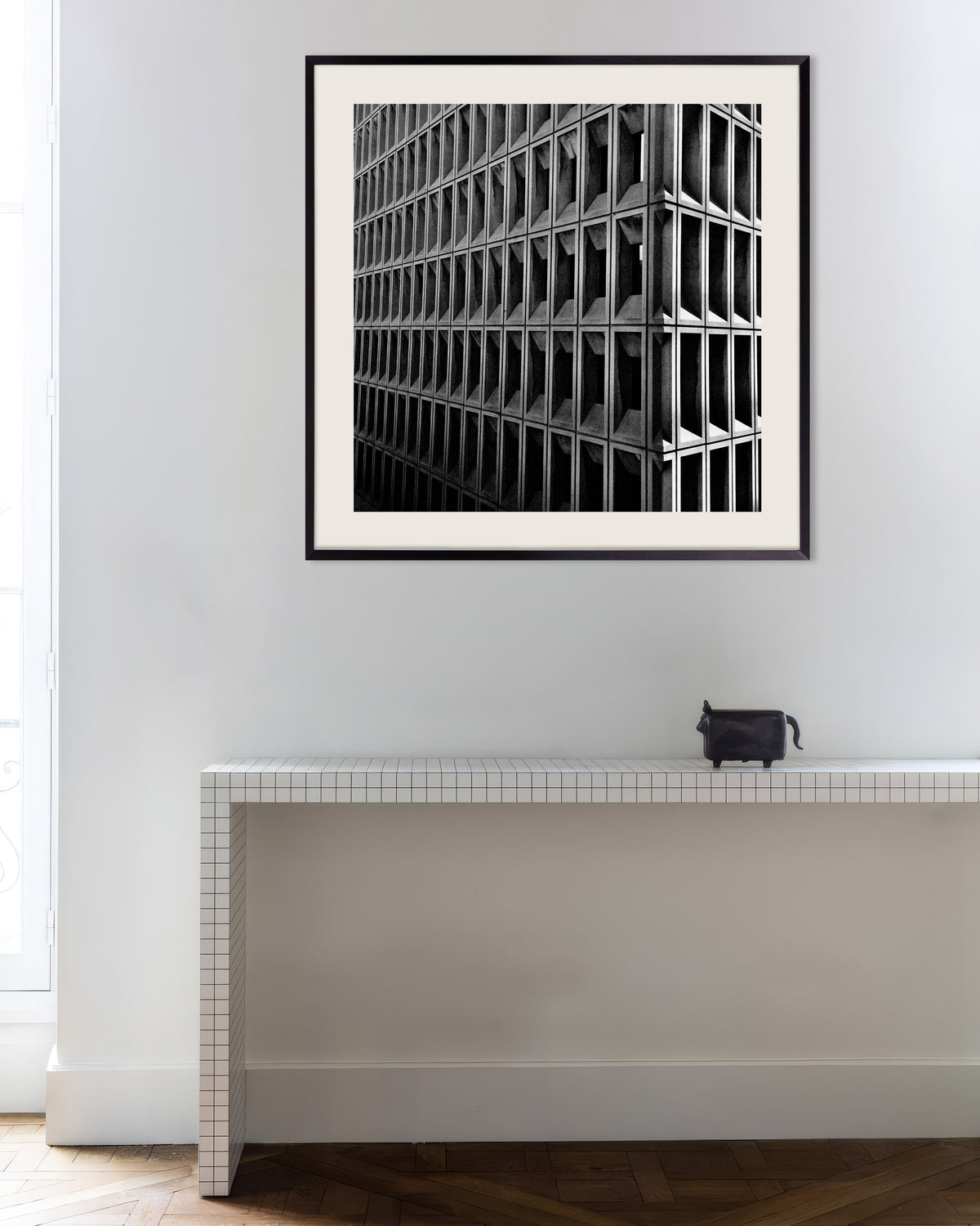 Poster „Ecke mit tiefem Fensterraster“ mit Metallrahmen