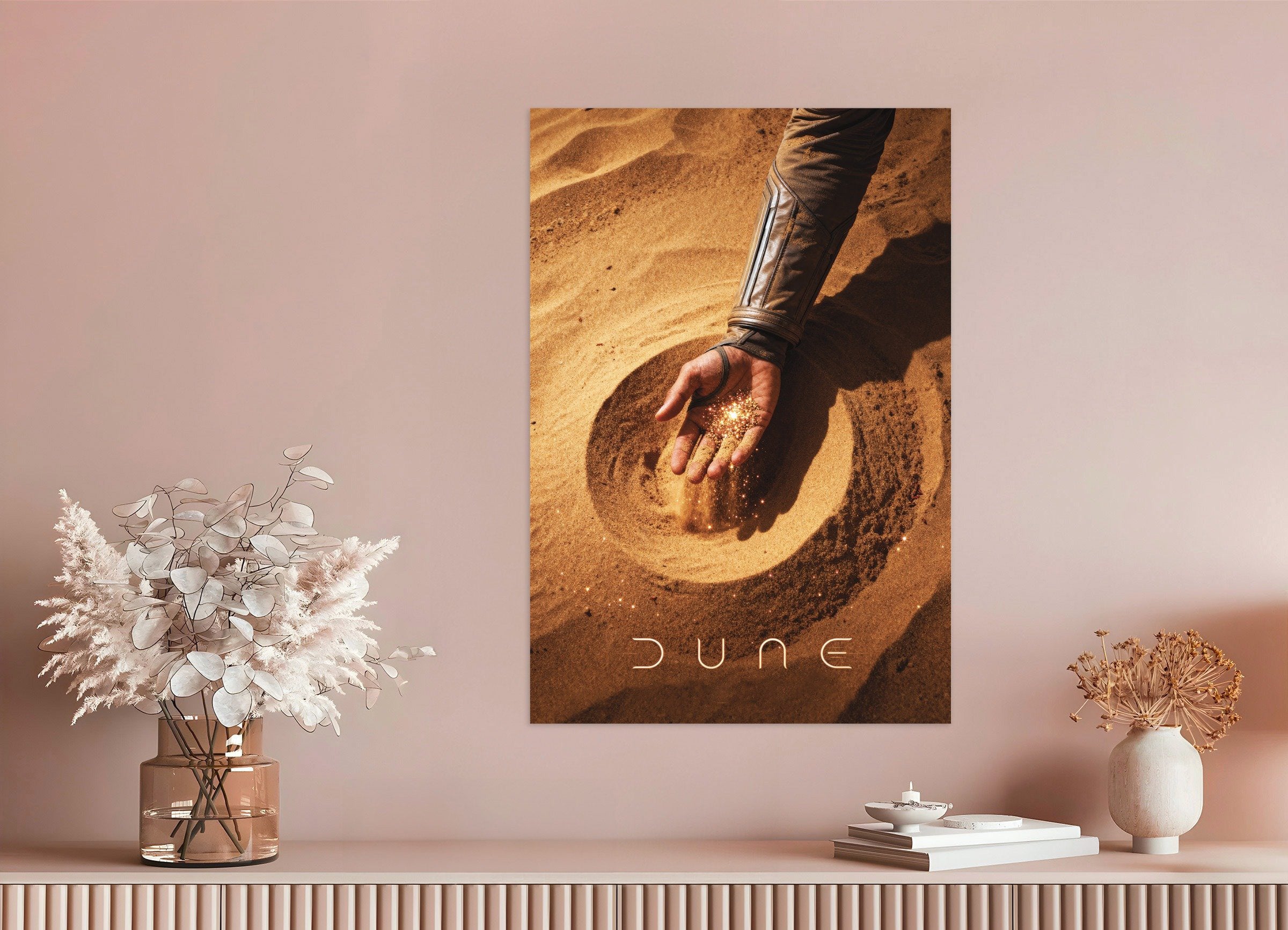 Hand aus Sand auf einer Düne, poster