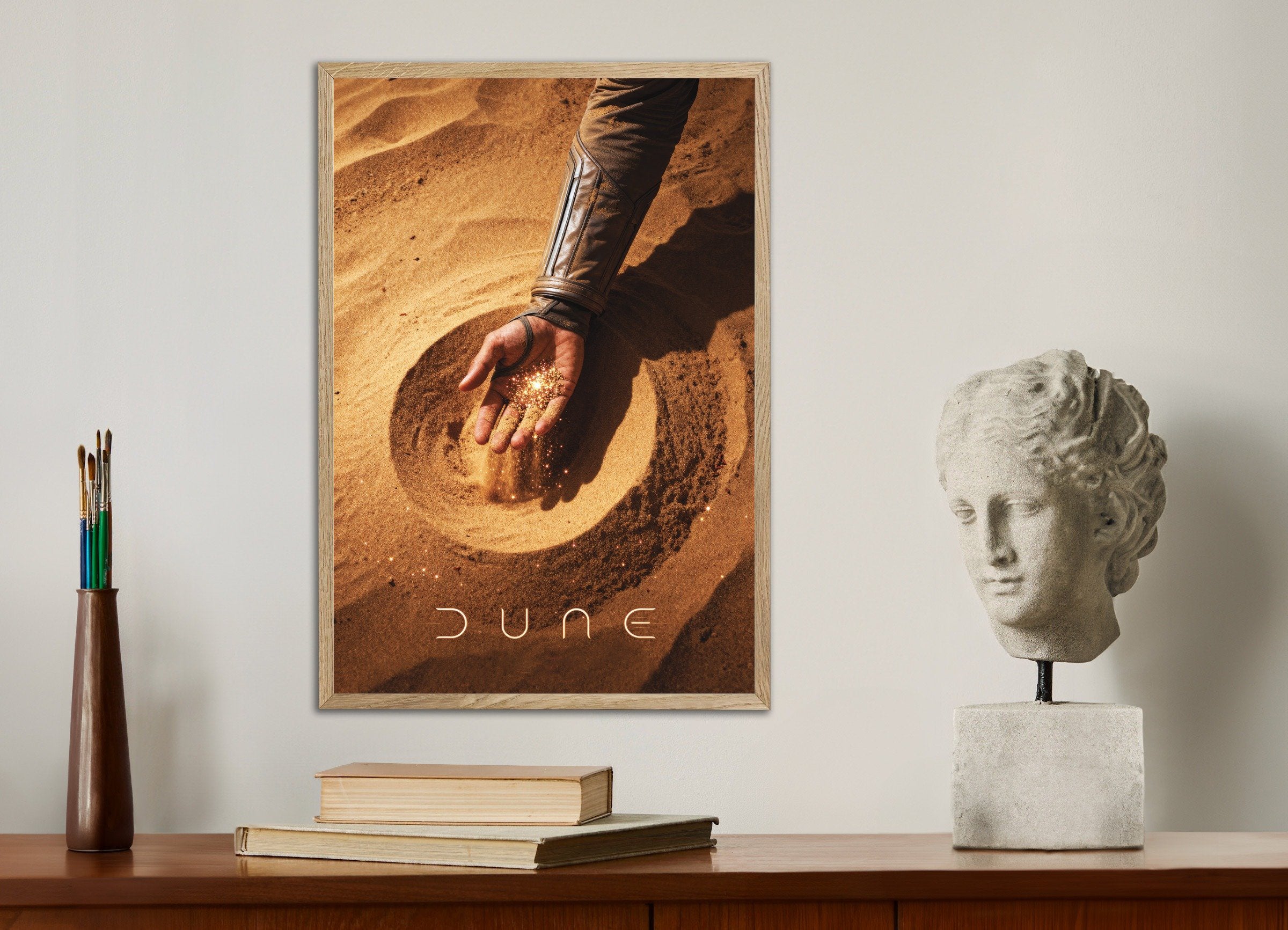 Hand aus Sand auf einer Düne, poster
