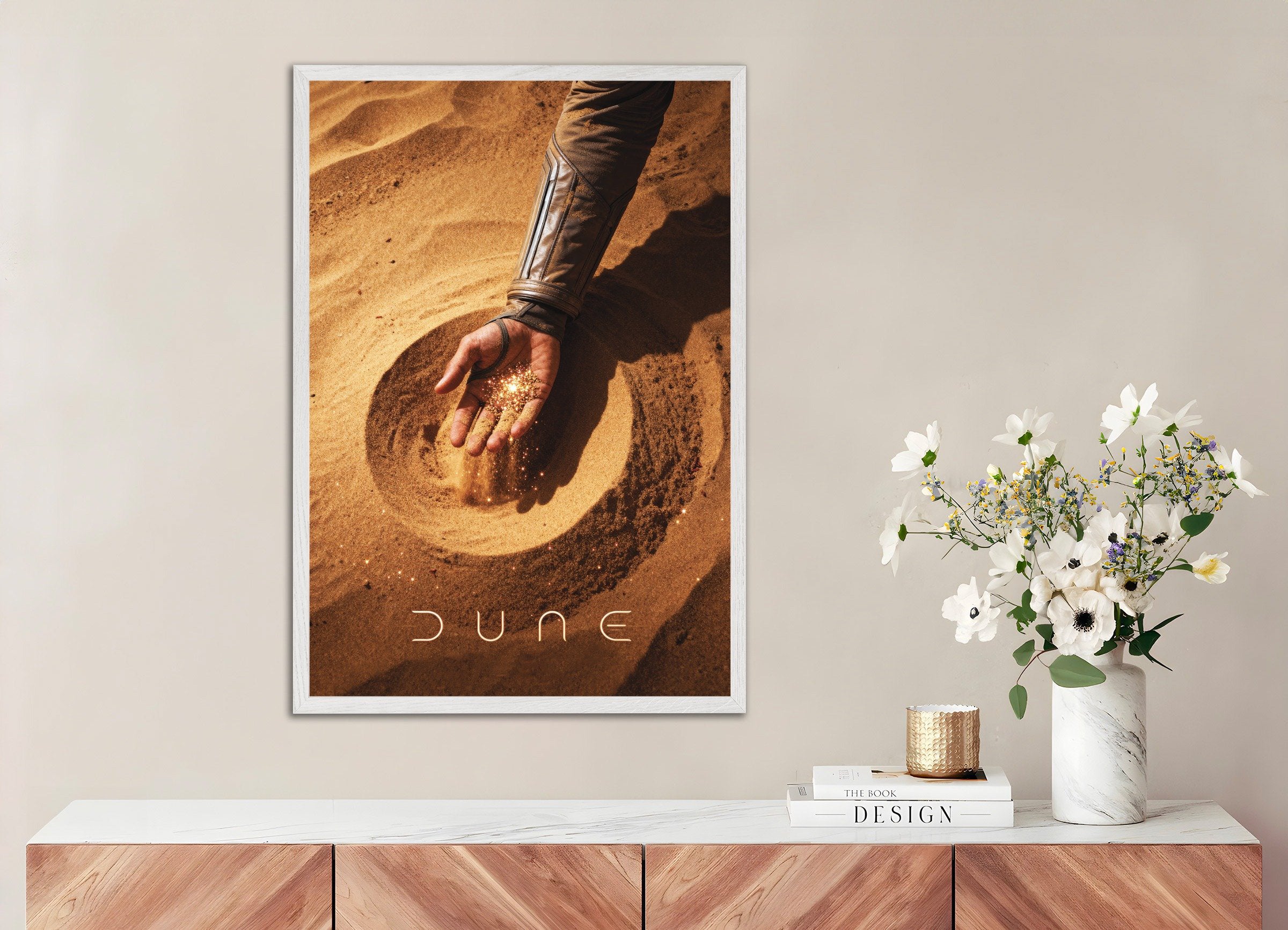 Hand aus Sand auf einer Düne, poster