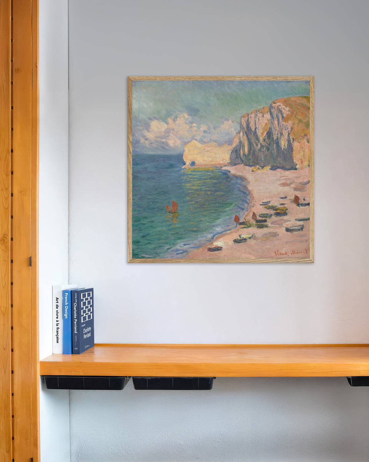 Poster Étretat, der Strand und die Falaise d'Amont (1885) von Claude Monet mit naturfarbenem Holzrahmen