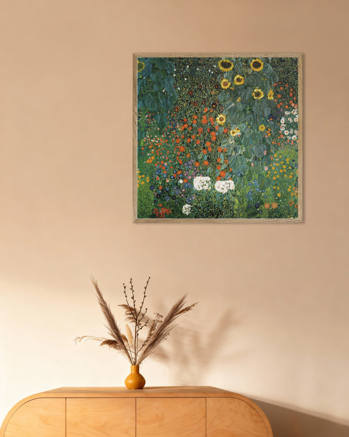 Poster Bauerngarten mit Sonnenblumen (1907) von Gustav Klimt mit naturfarbenem Holzrahmen