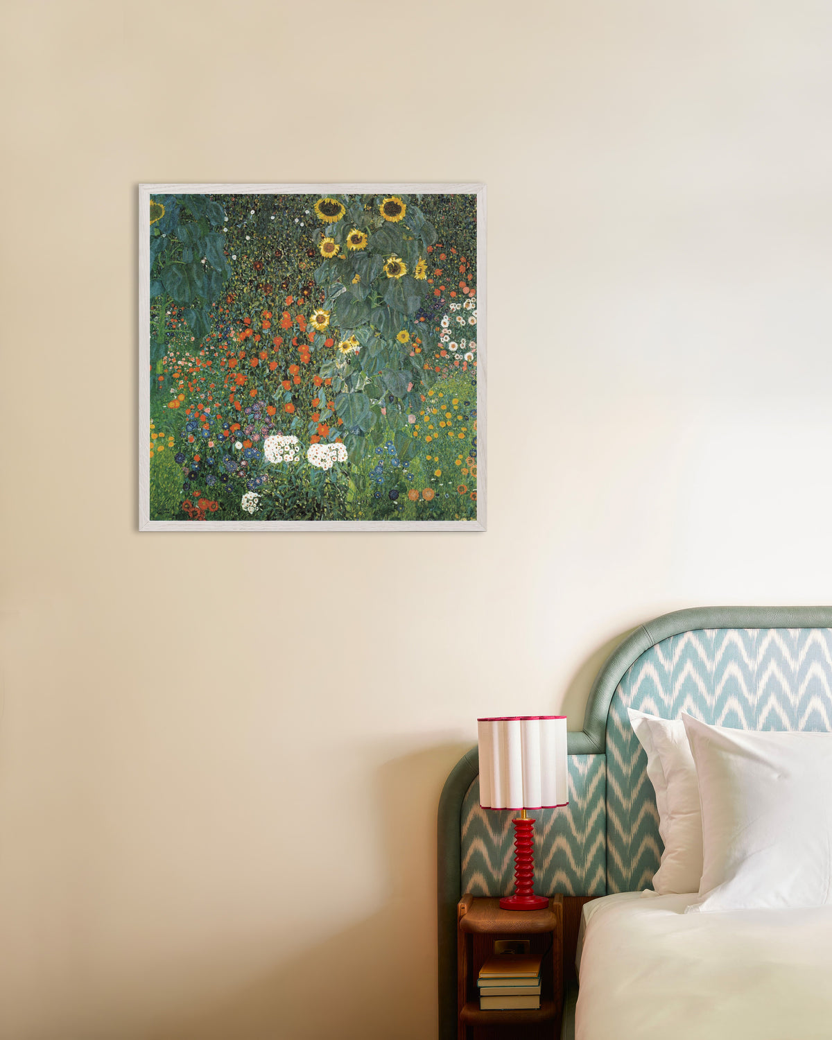 Poster Bauerngarten mit Sonnenblumen (1907) von Gustav Klimt mit weißem Holzrahmen