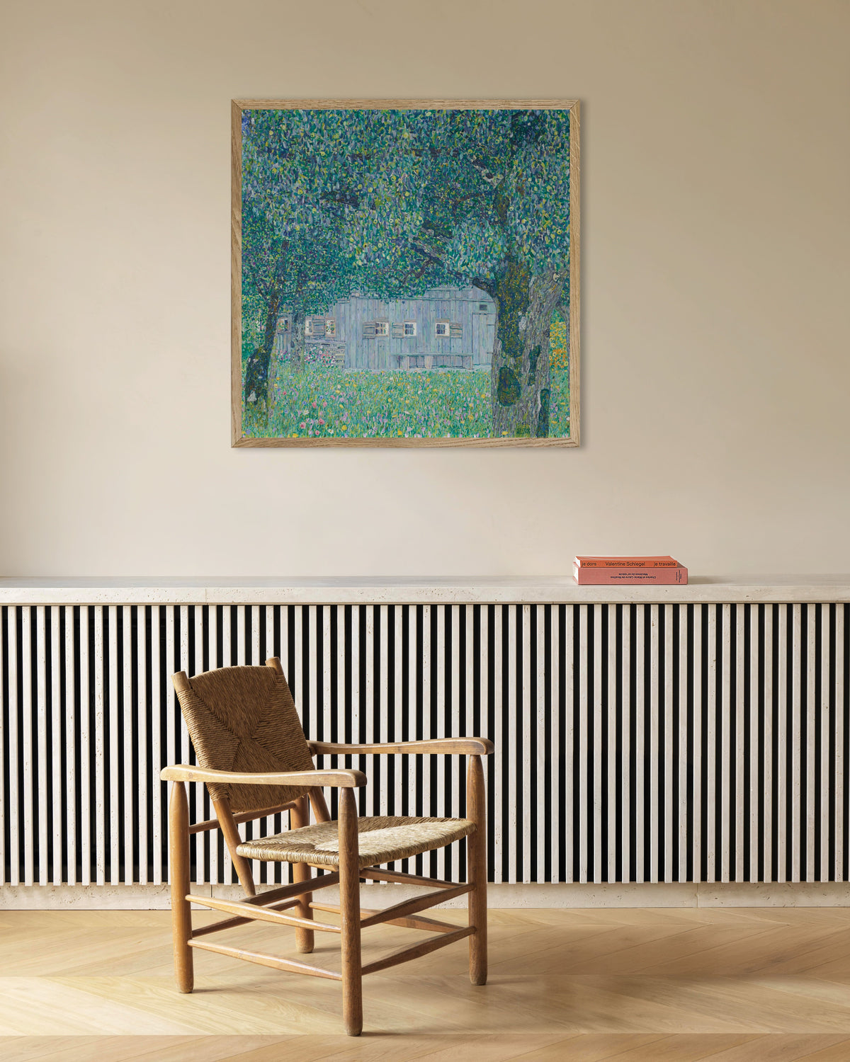 Poster Bauernhaus in Buchberg (1911) von Gustav Klimt mit naturfarbenem Holzrahmen