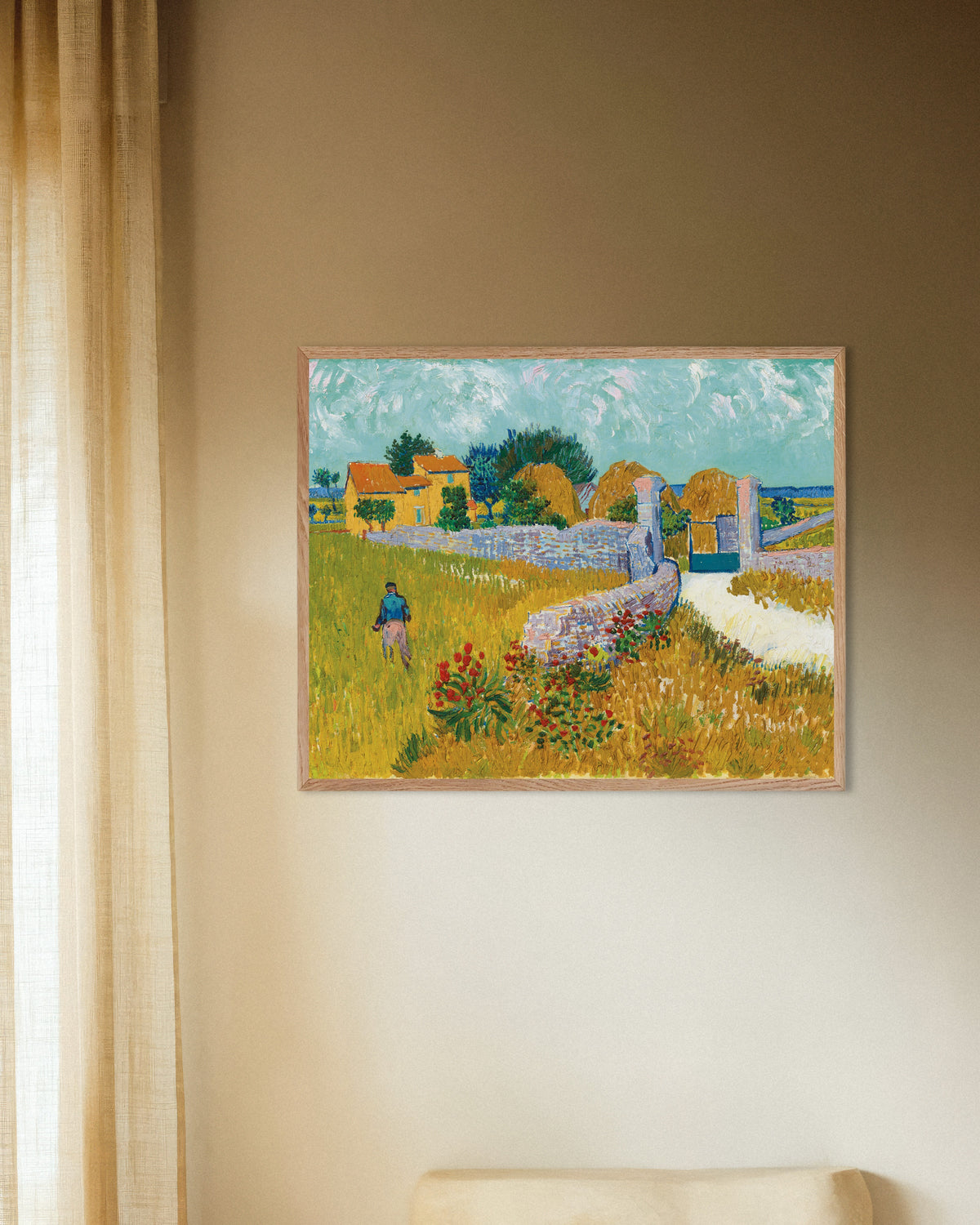 Poster Bauernhaus in der Provence (1888) von Vincent van Gogh, mit naturfarbenem Holzrahmen