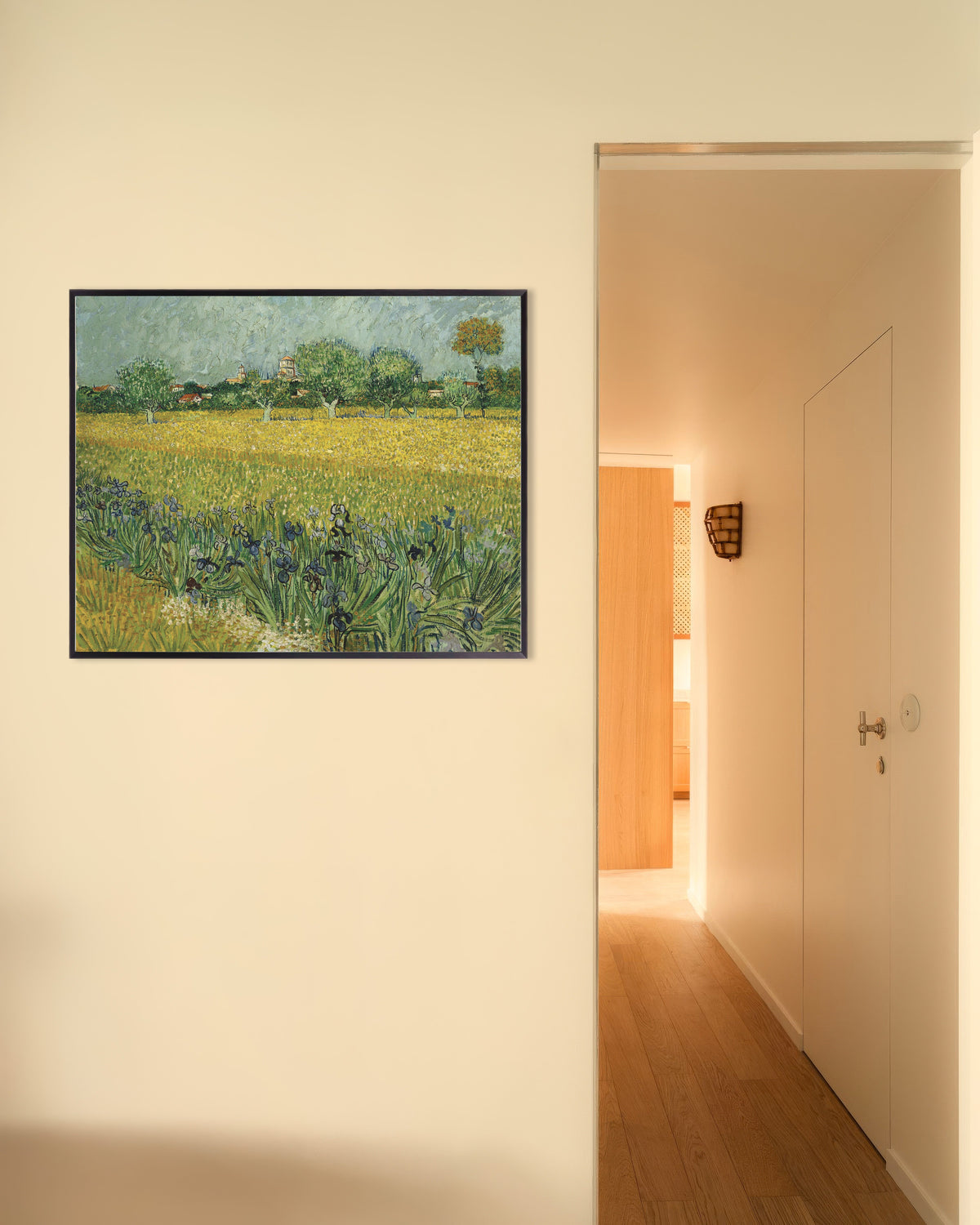 Poster von Feld mit Schwertlilien bei Arles (1888) von Vincent van Gogh, mit Metallrahmen